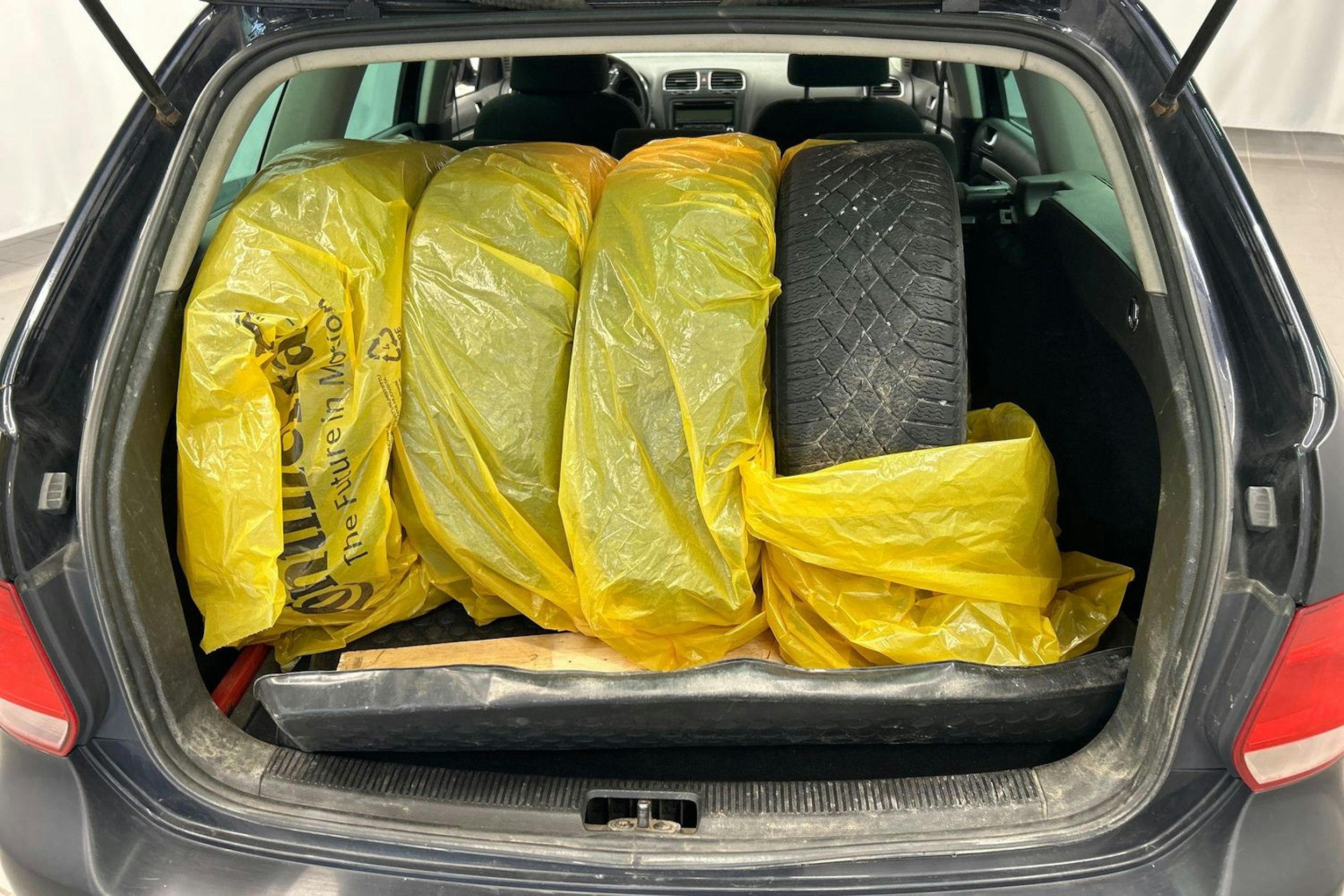musta Volkswagen Golf 2011 kuva 14.