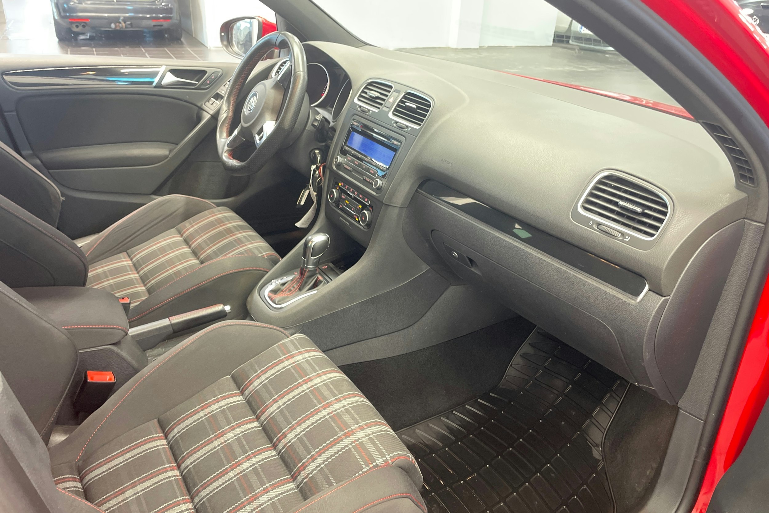 punainen Volkswagen Golf 2011 kuva 12.