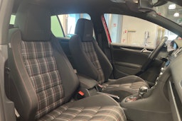 punainen Volkswagen Golf 2011 kuva 13.