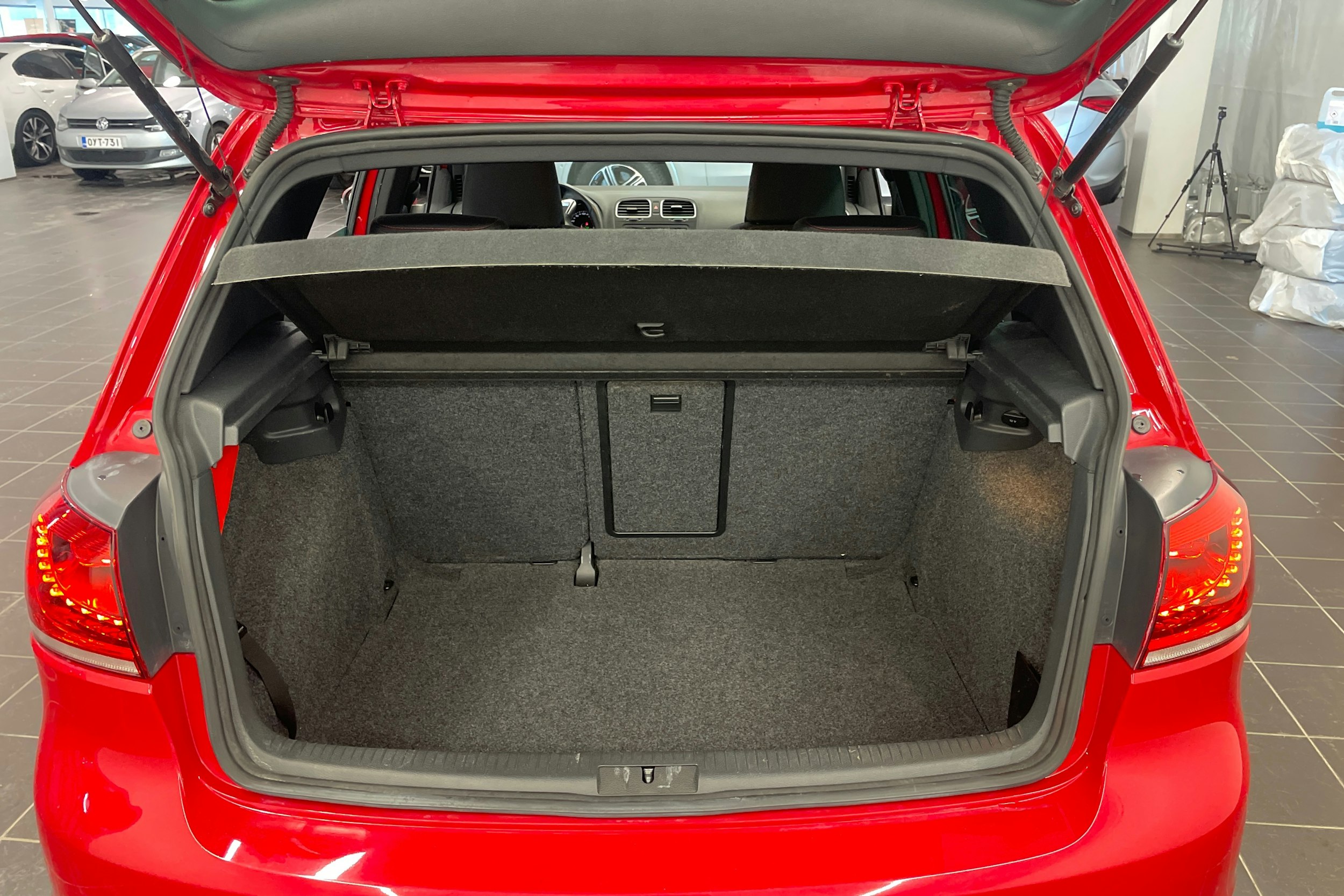 punainen Volkswagen Golf 2011 kuva 14.