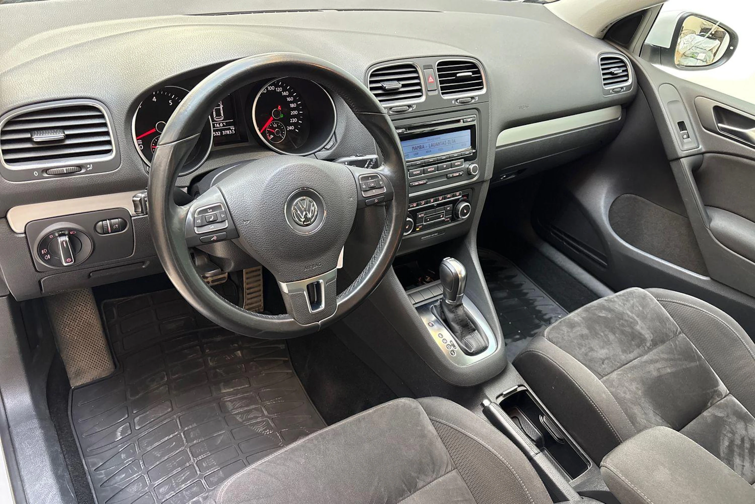 Valkoinen Volkswagen GOLF 2011 kuva 8.