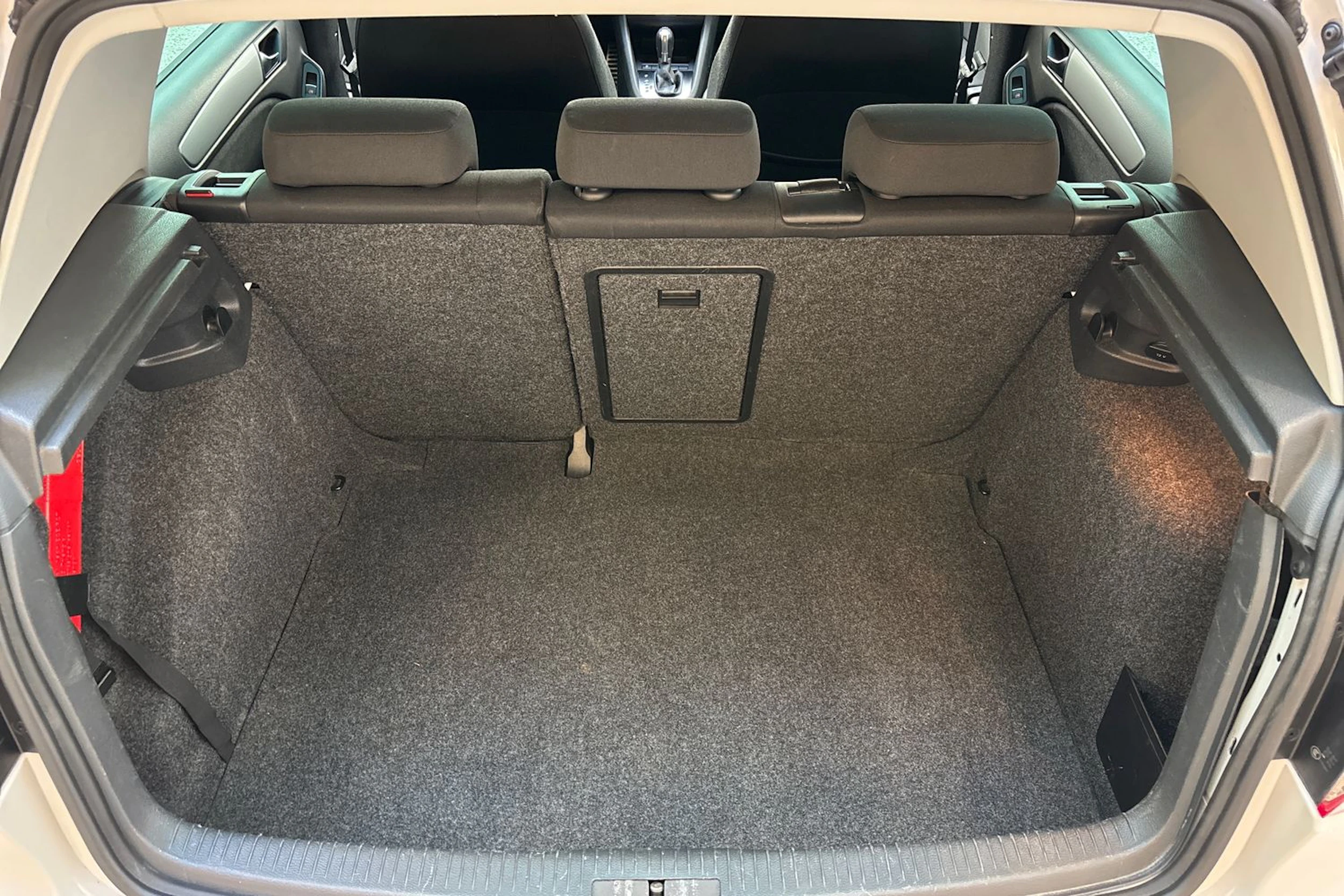 Valkoinen Volkswagen GOLF 2011 kuva 16.