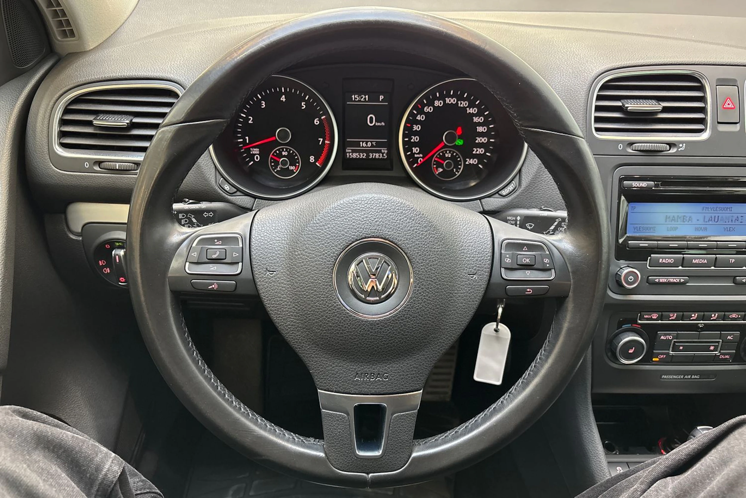 Valkoinen Volkswagen GOLF 2011 kuva 19.
