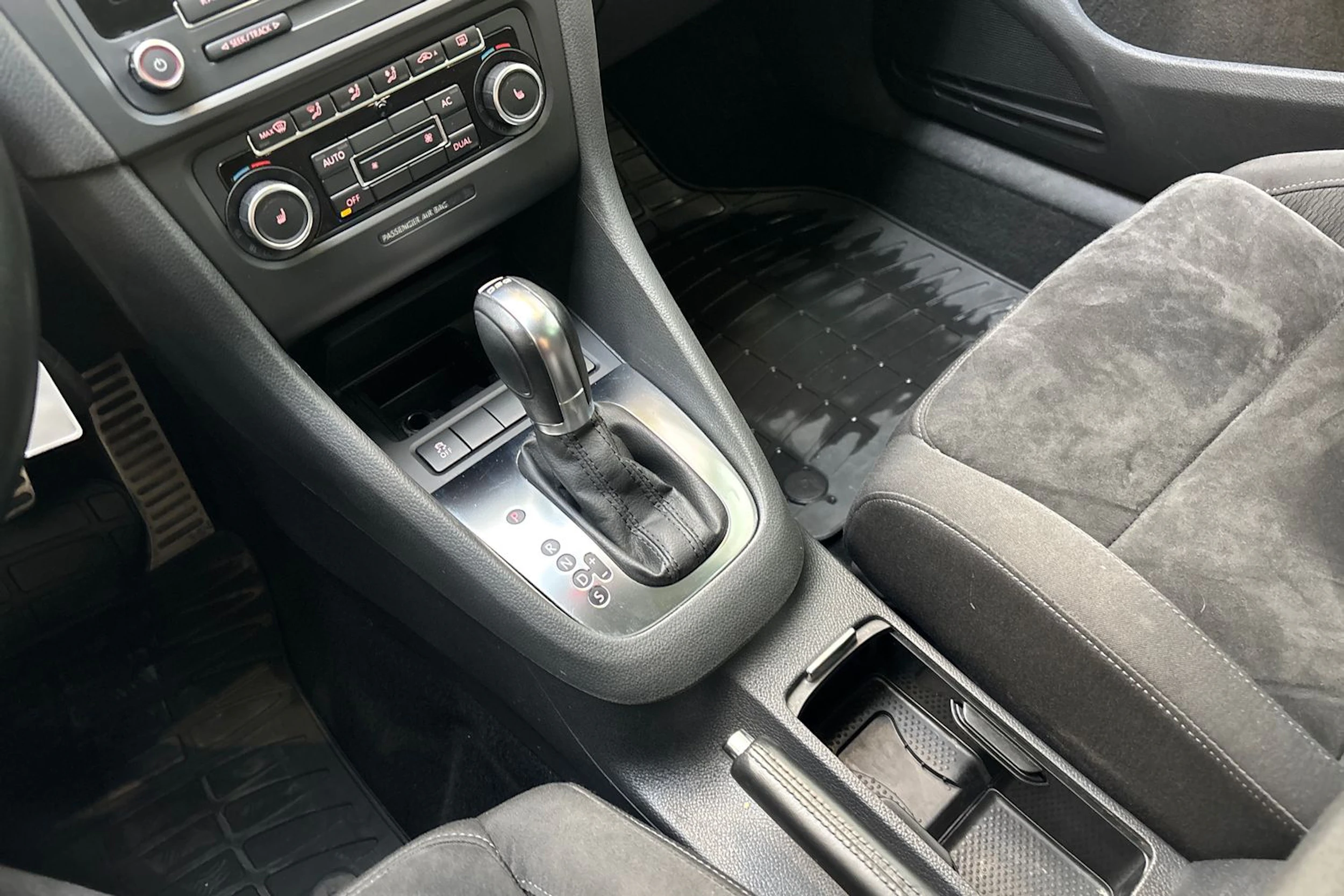 Valkoinen Volkswagen GOLF 2011 kuva 22.