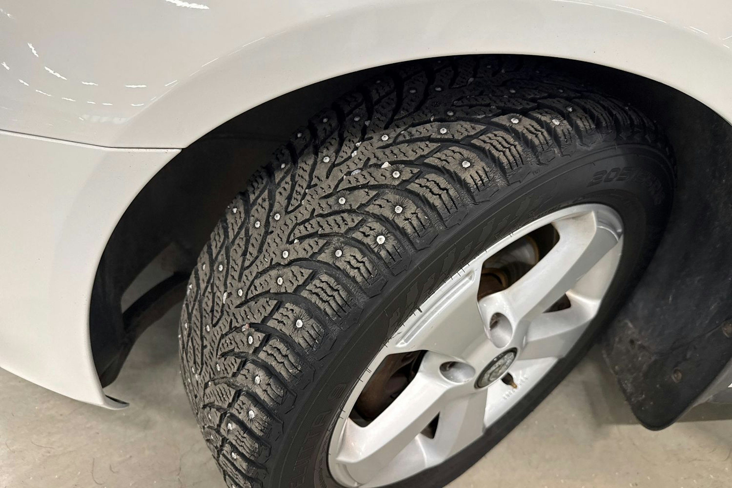 valkoinen Volkswagen Golf 2011 kuva 13.