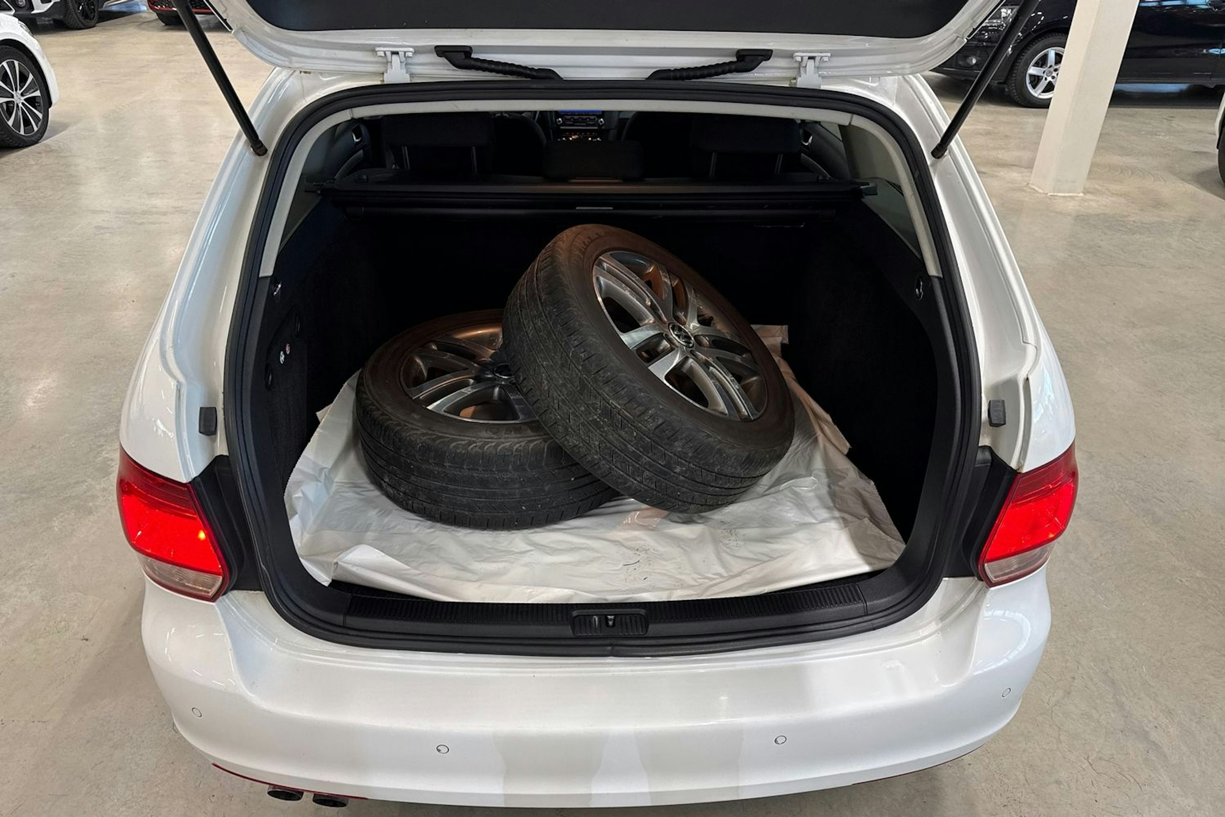 valkoinen Volkswagen Golf 2011 kuva 14.