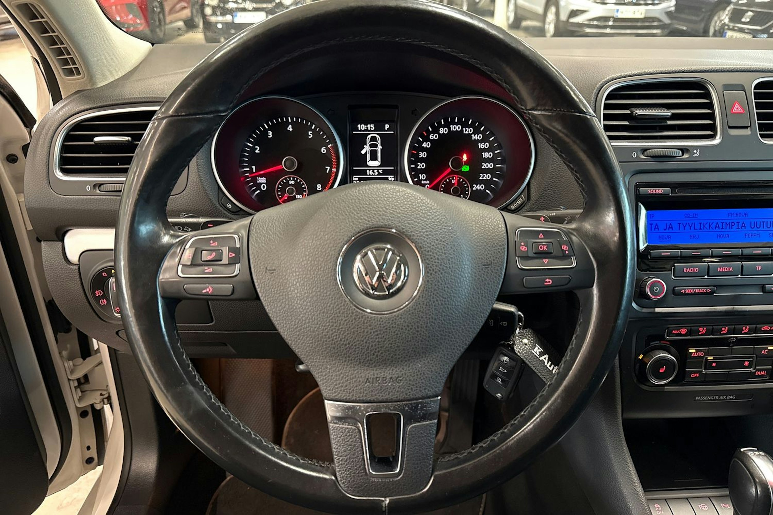 valkoinen Volkswagen Golf 2011 kuva 17.