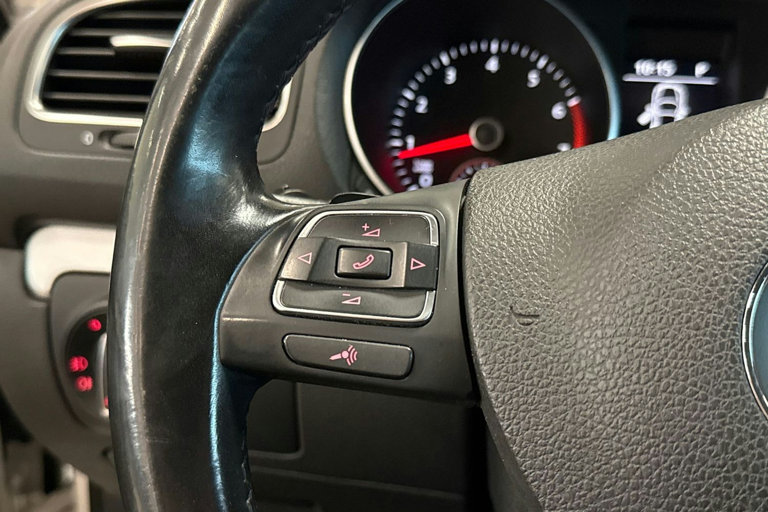 valkoinen Volkswagen Golf 2011 kuva 18.