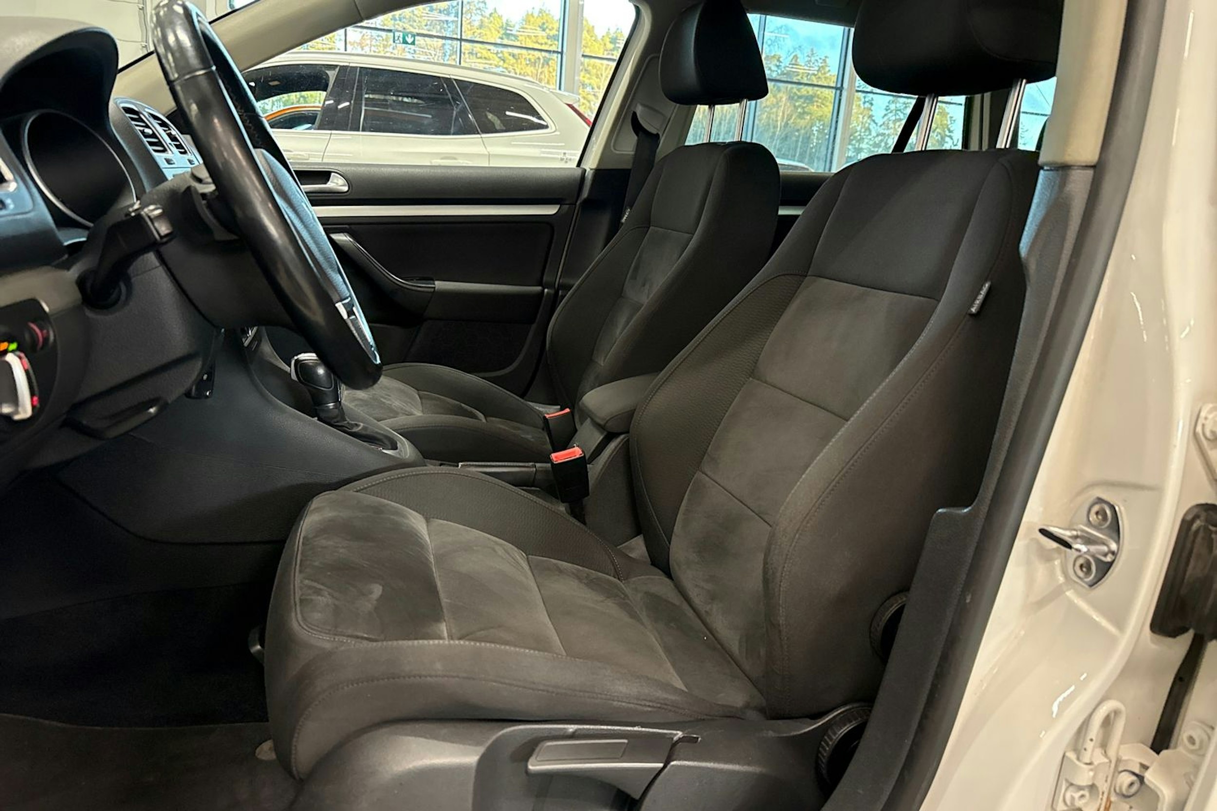 valkoinen Volkswagen Golf 2011 kuva 23.