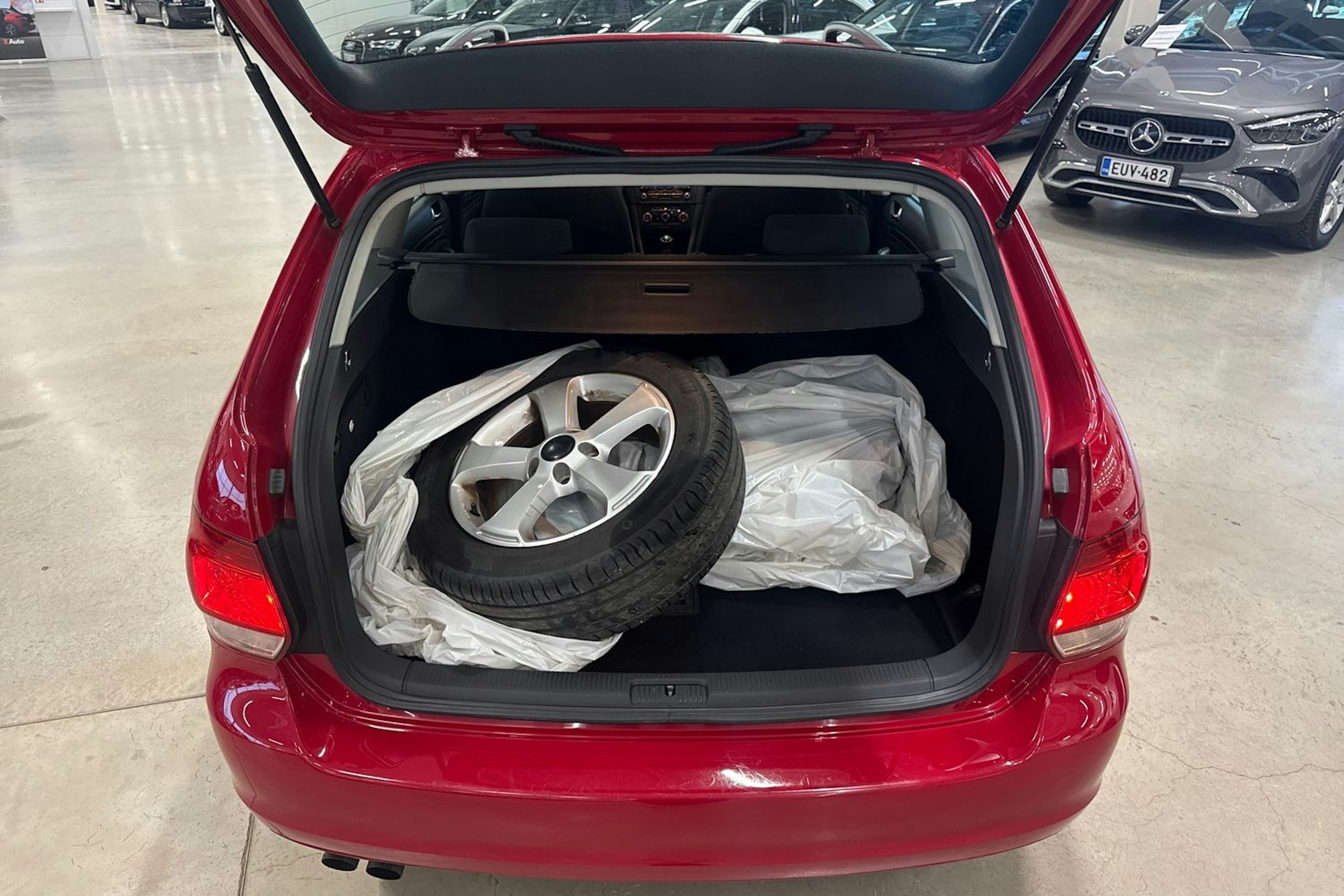 punainen Volkswagen Golf 2011 kuva 19.