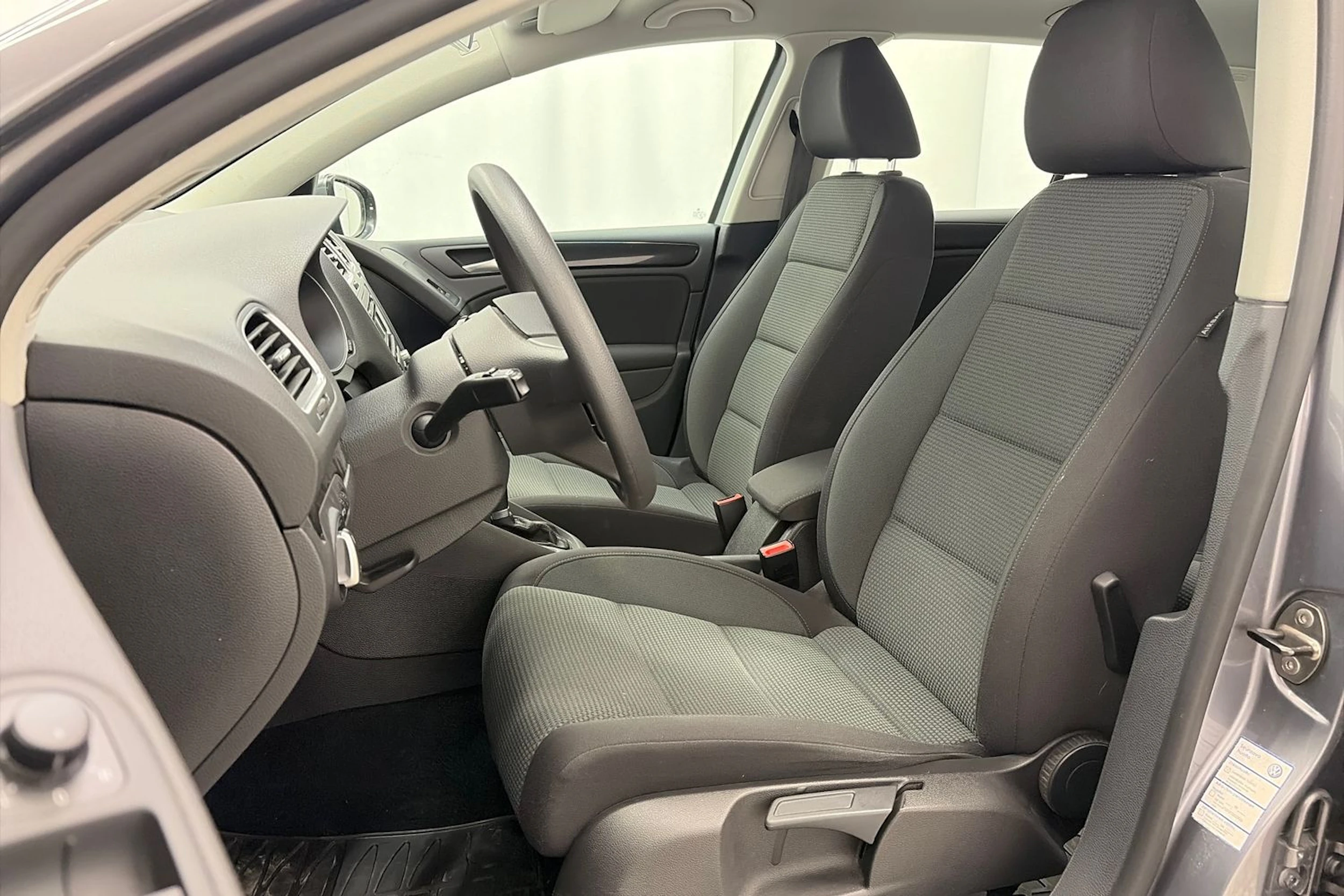 harmaa Volkswagen Golf 2011 kuva 16.