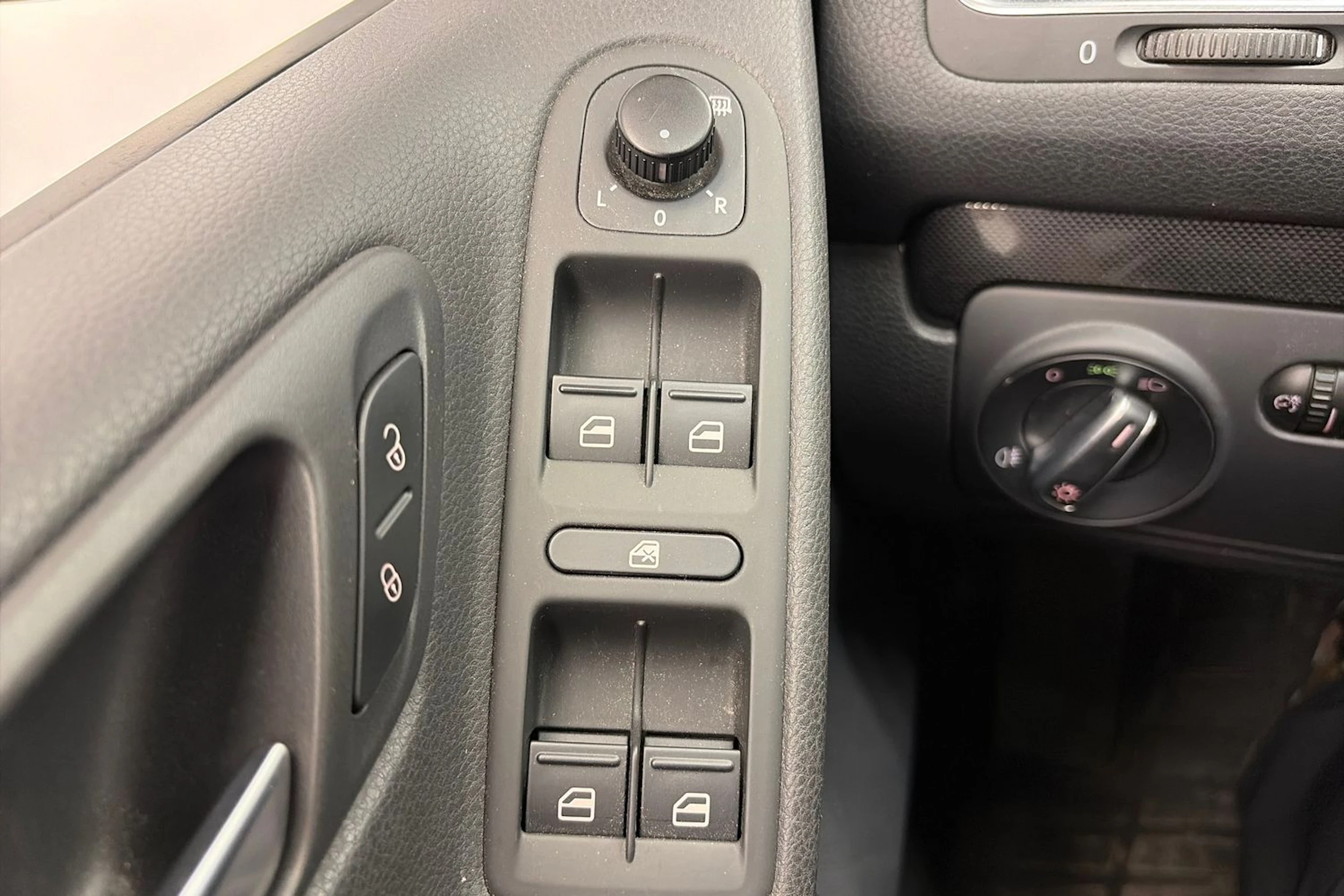 harmaa Volkswagen Golf 2011 kuva 23.