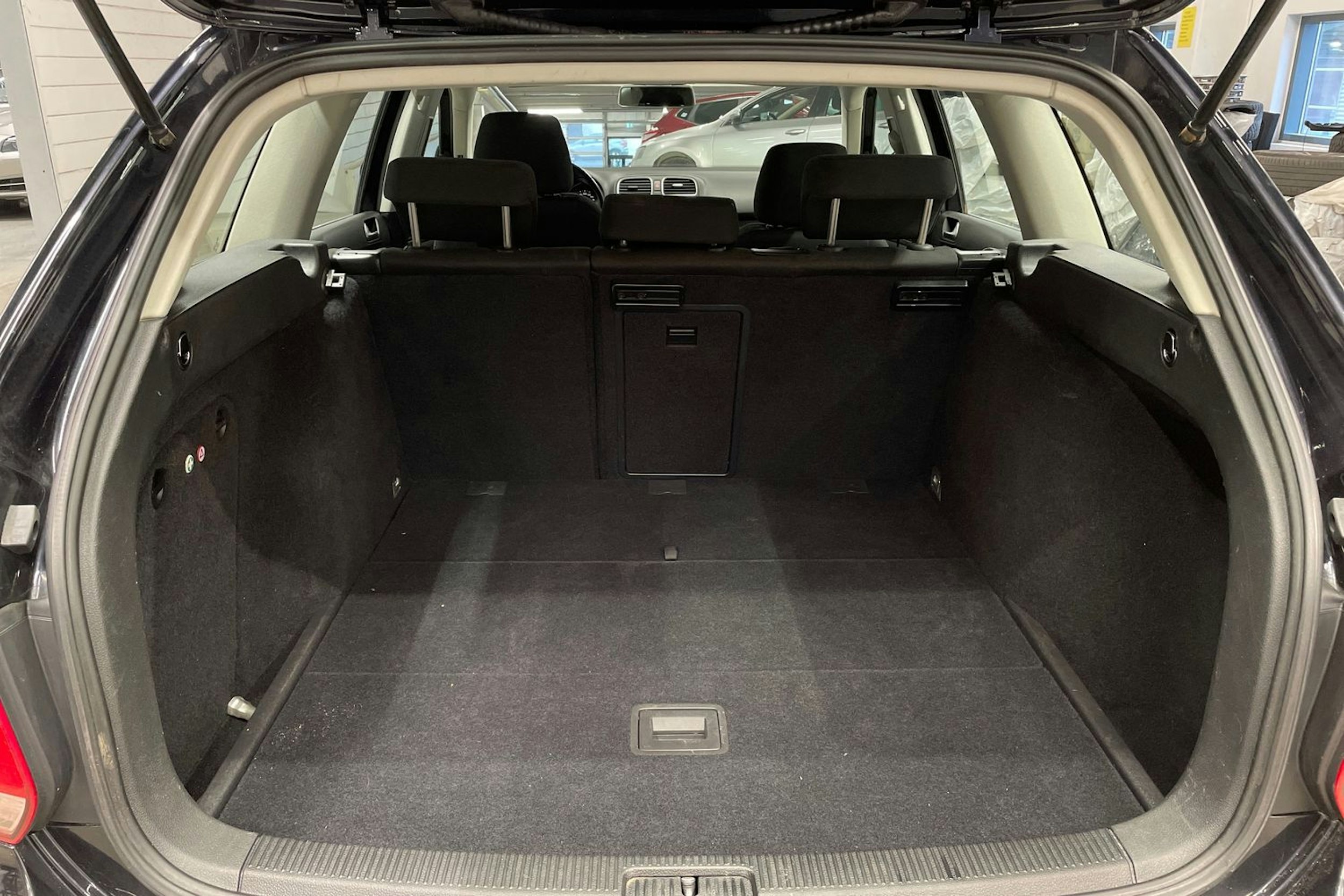 Musta Volkswagen GOLF 2011 kuva 15.