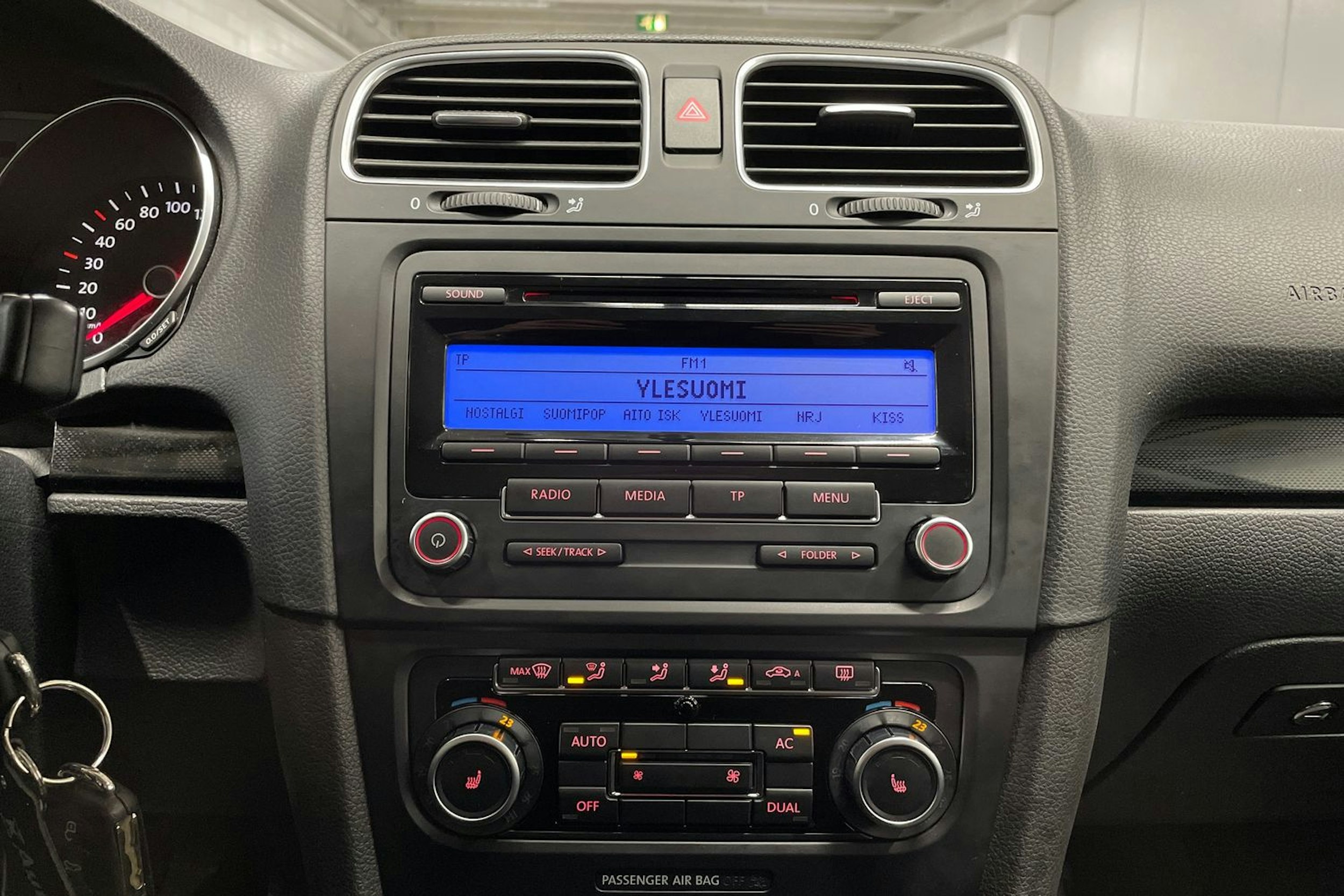 Musta Volkswagen GOLF 2011 kuva 17.