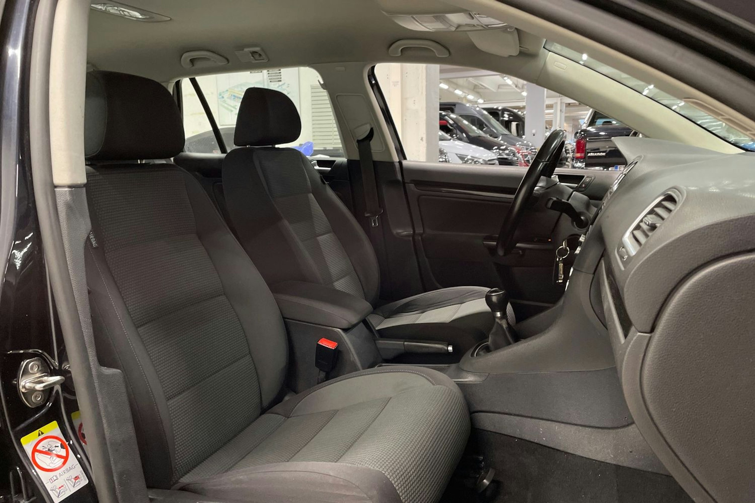 Musta Volkswagen GOLF 2011 kuva 24.