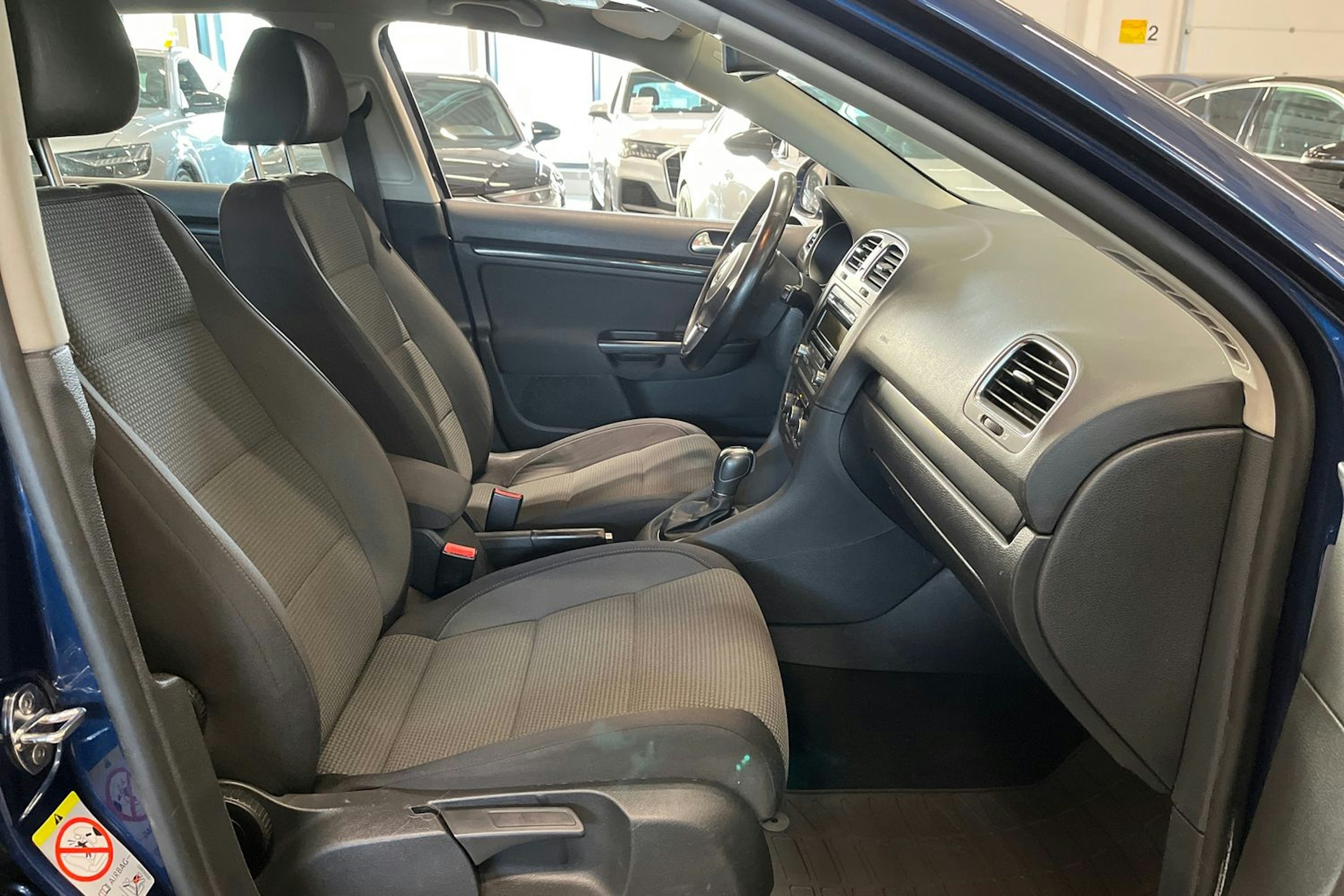 sininen Volkswagen Golf 2011 kuva 15.