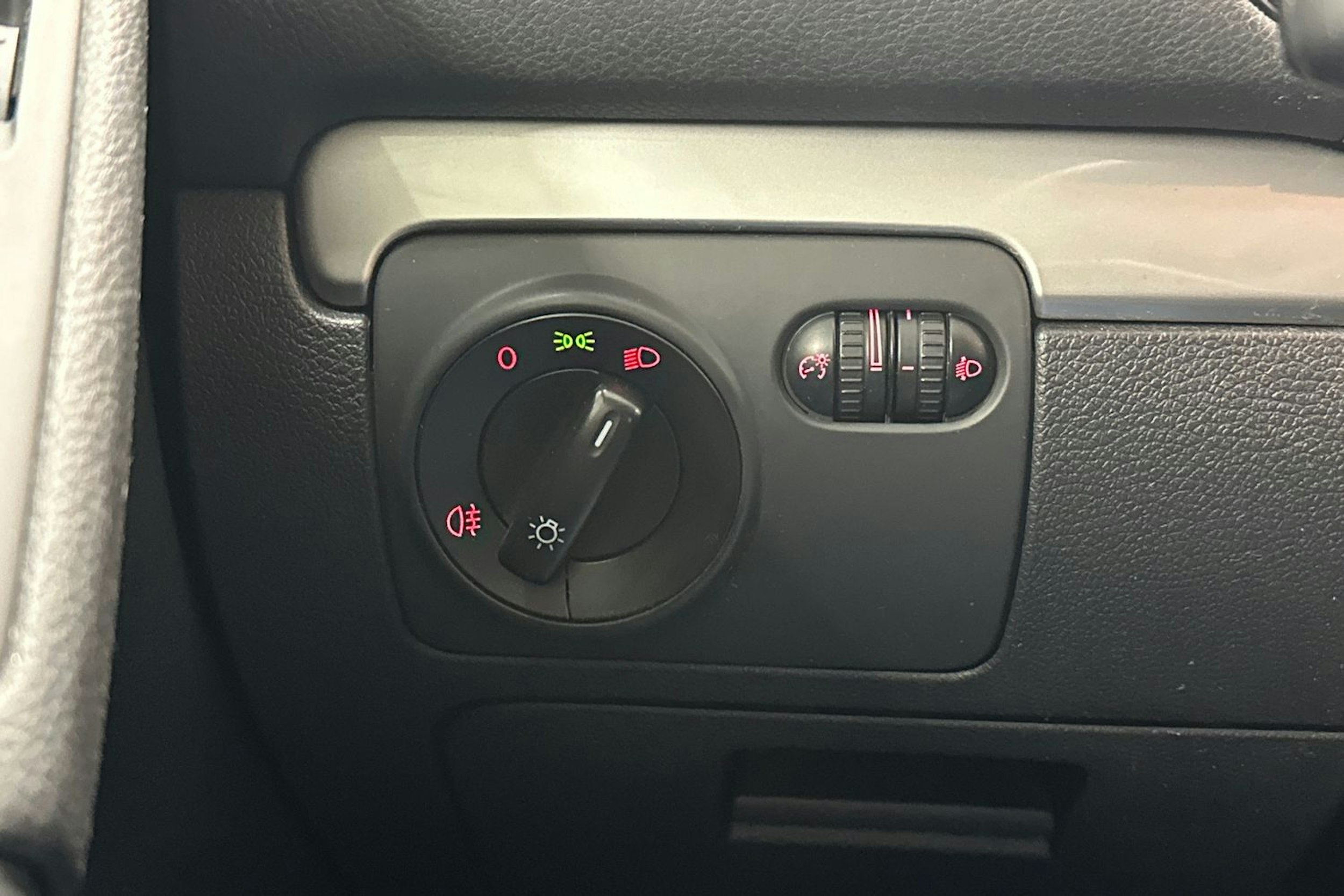 valkoinen Volkswagen Golf 2011 kuva 18.