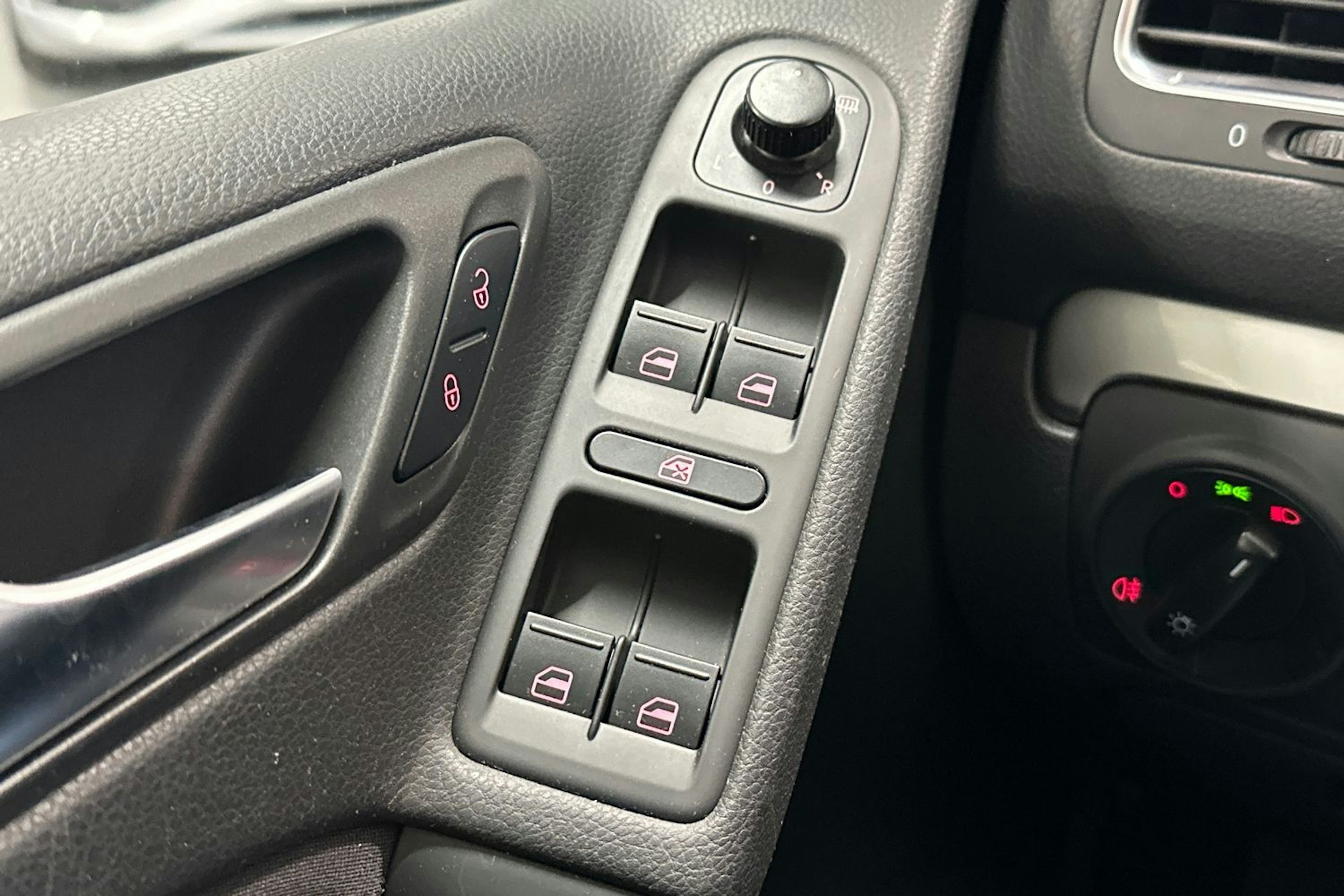 valkoinen Volkswagen Golf 2011 kuva 19.