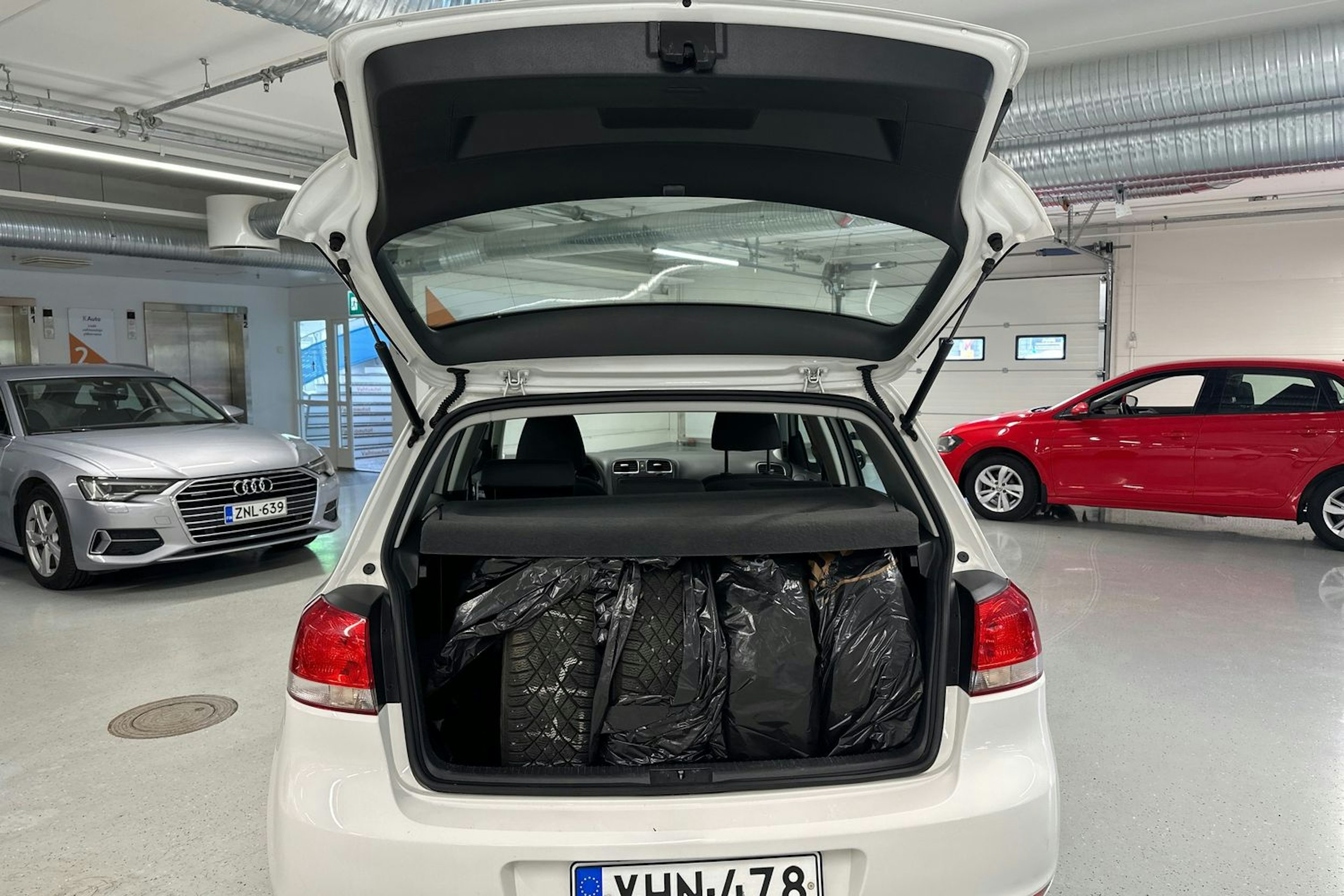 valkoinen Volkswagen Golf 2011 kuva 26.
