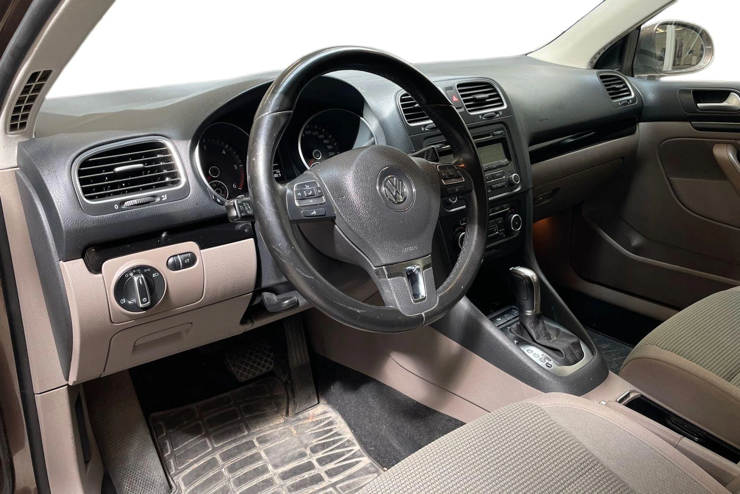 ruskea (beige) Volkswagen Golf 2011 kuva 3.