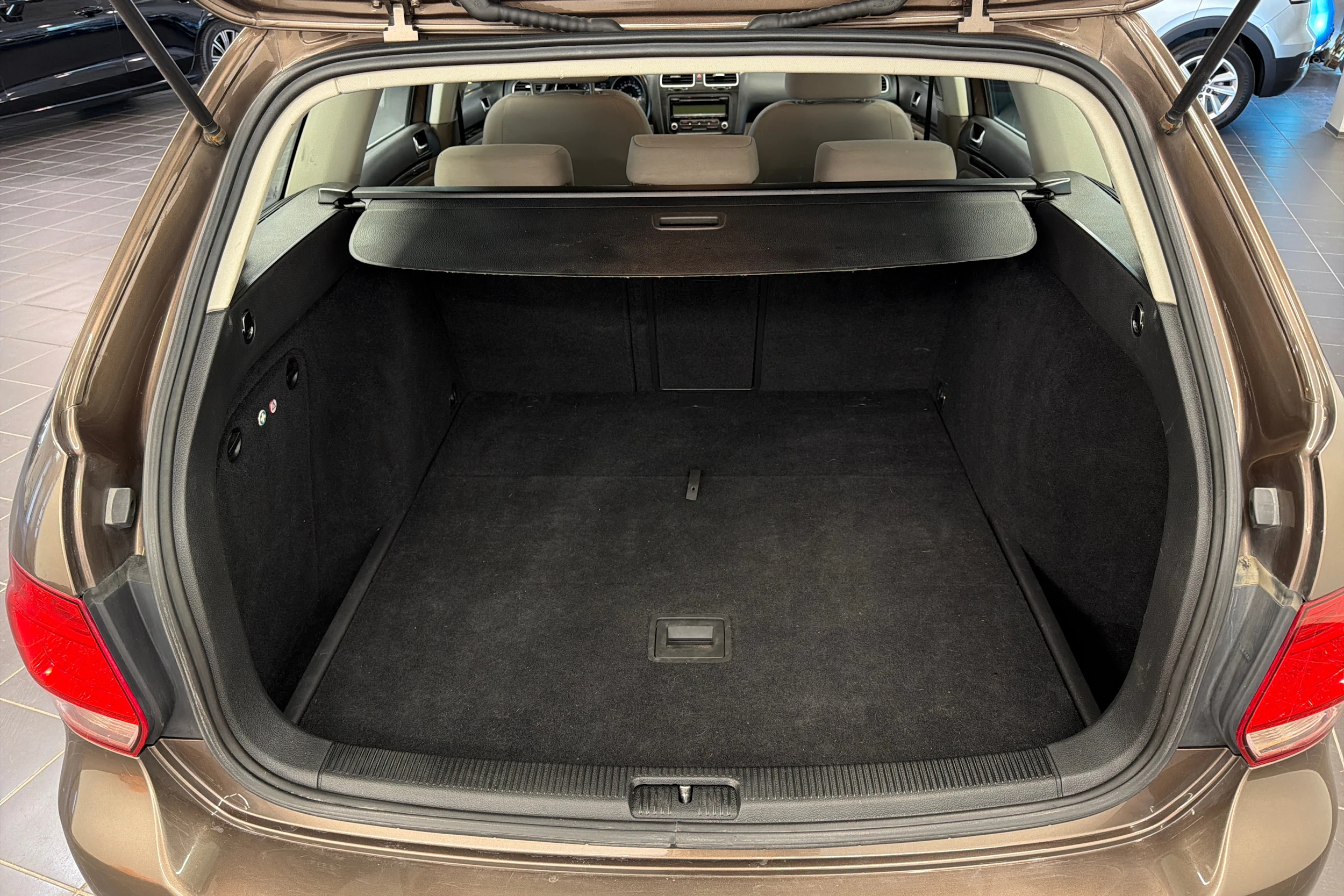 ruskea (beige) Volkswagen Golf 2011 kuva 15.