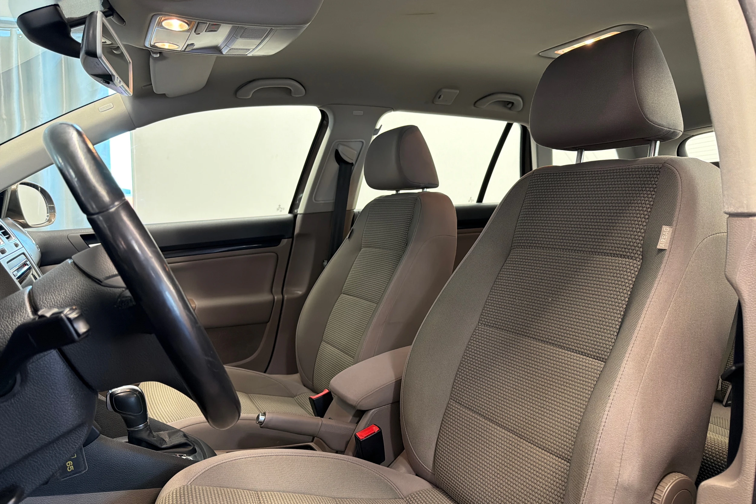 ruskea (beige) Volkswagen Golf 2011 kuva 16.