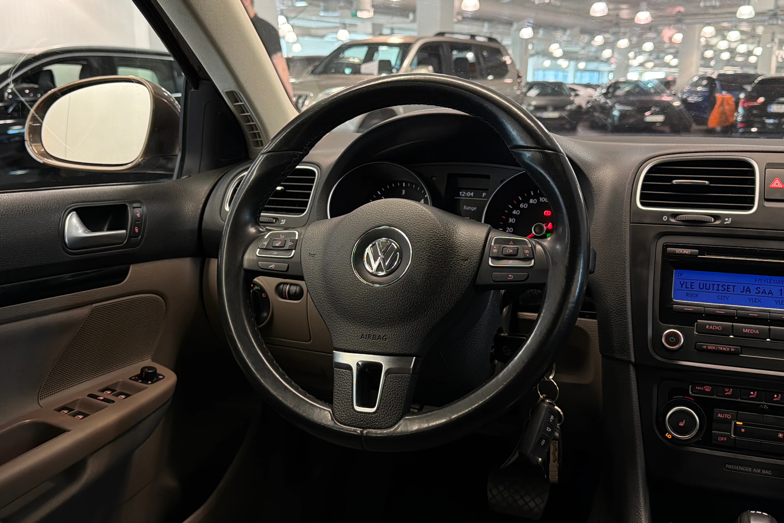 ruskea (beige) Volkswagen Golf 2011 kuva 17.