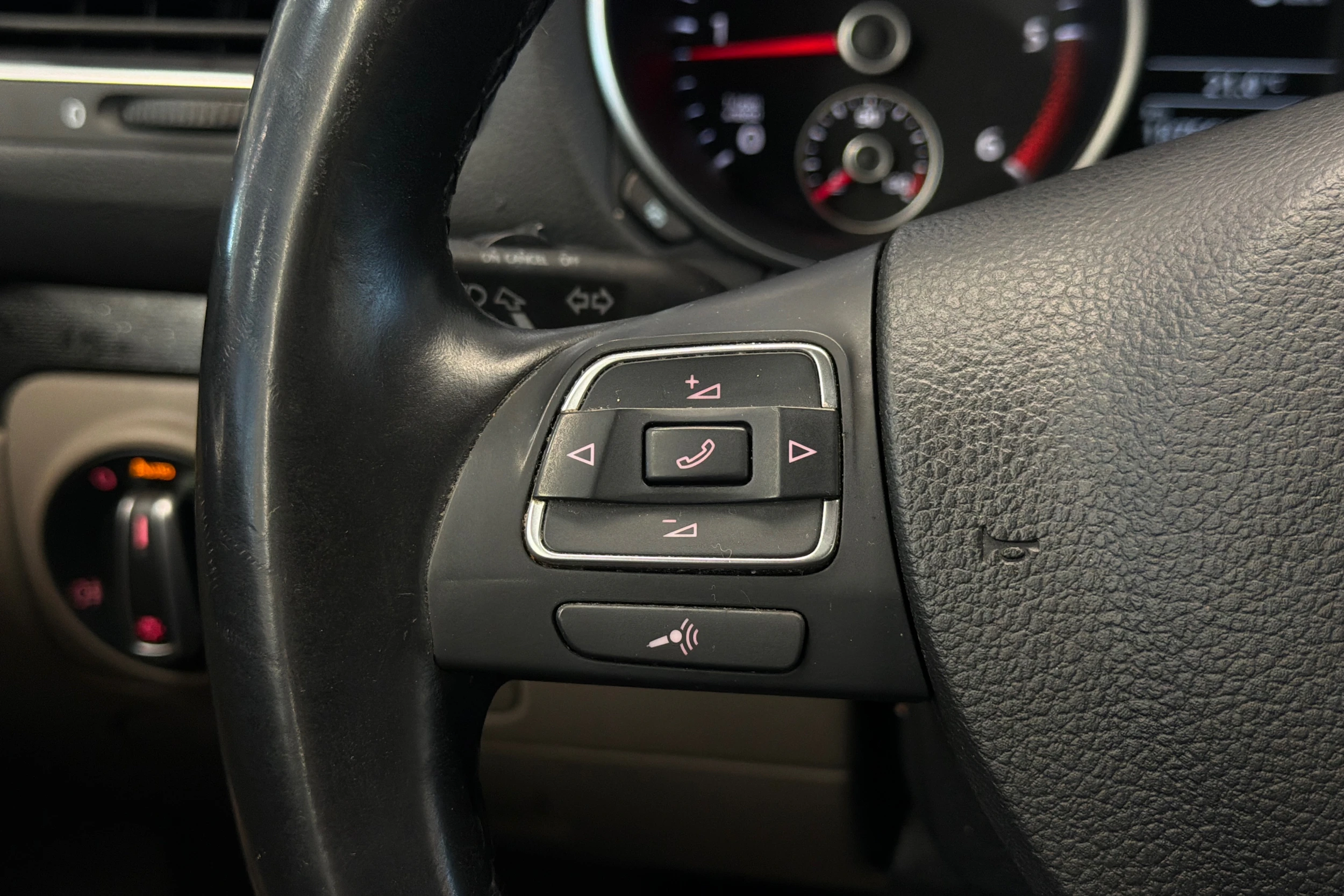 ruskea (beige) Volkswagen Golf 2011 kuva 18.
