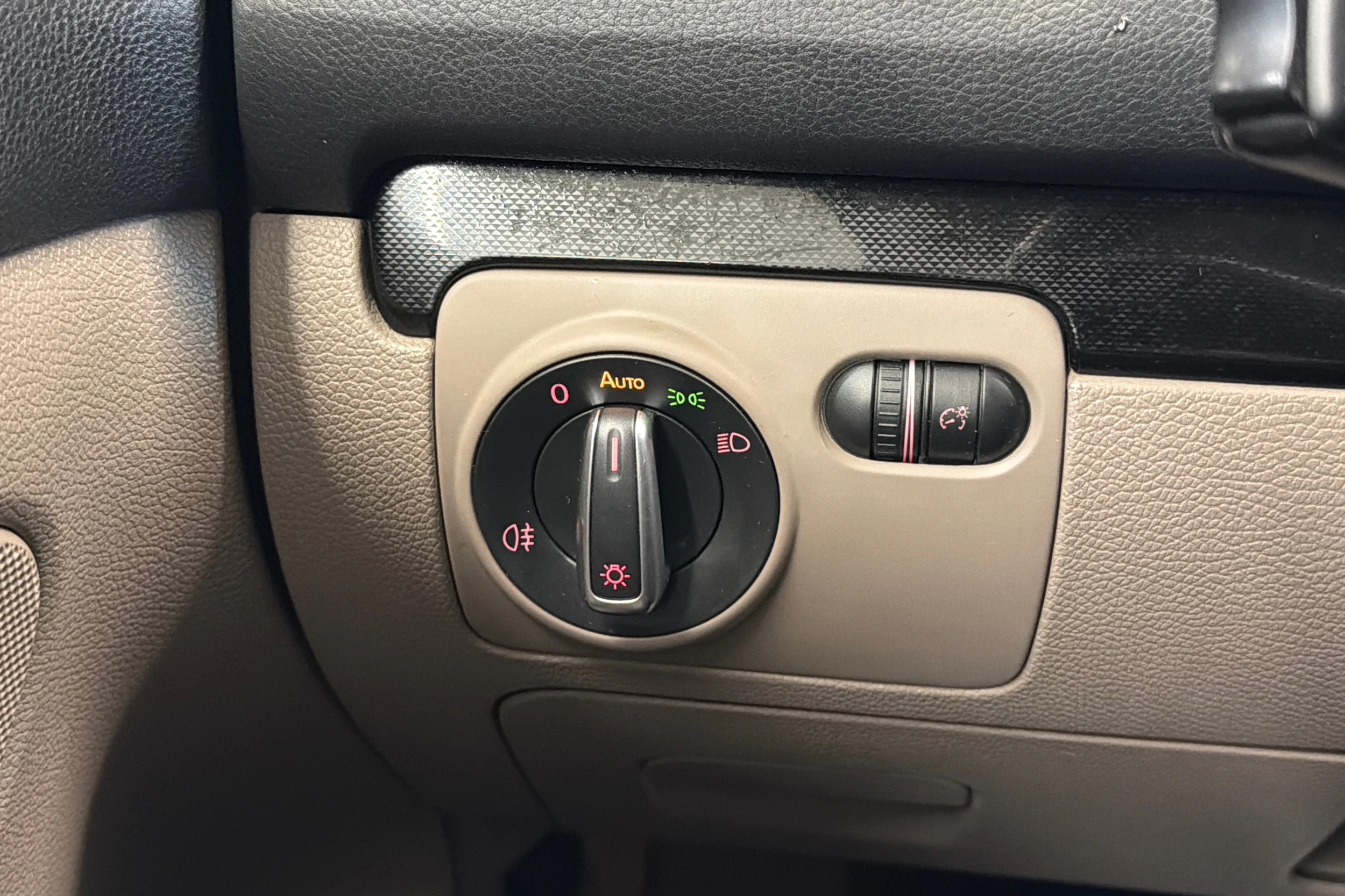 ruskea (beige) Volkswagen Golf 2011 kuva 21.