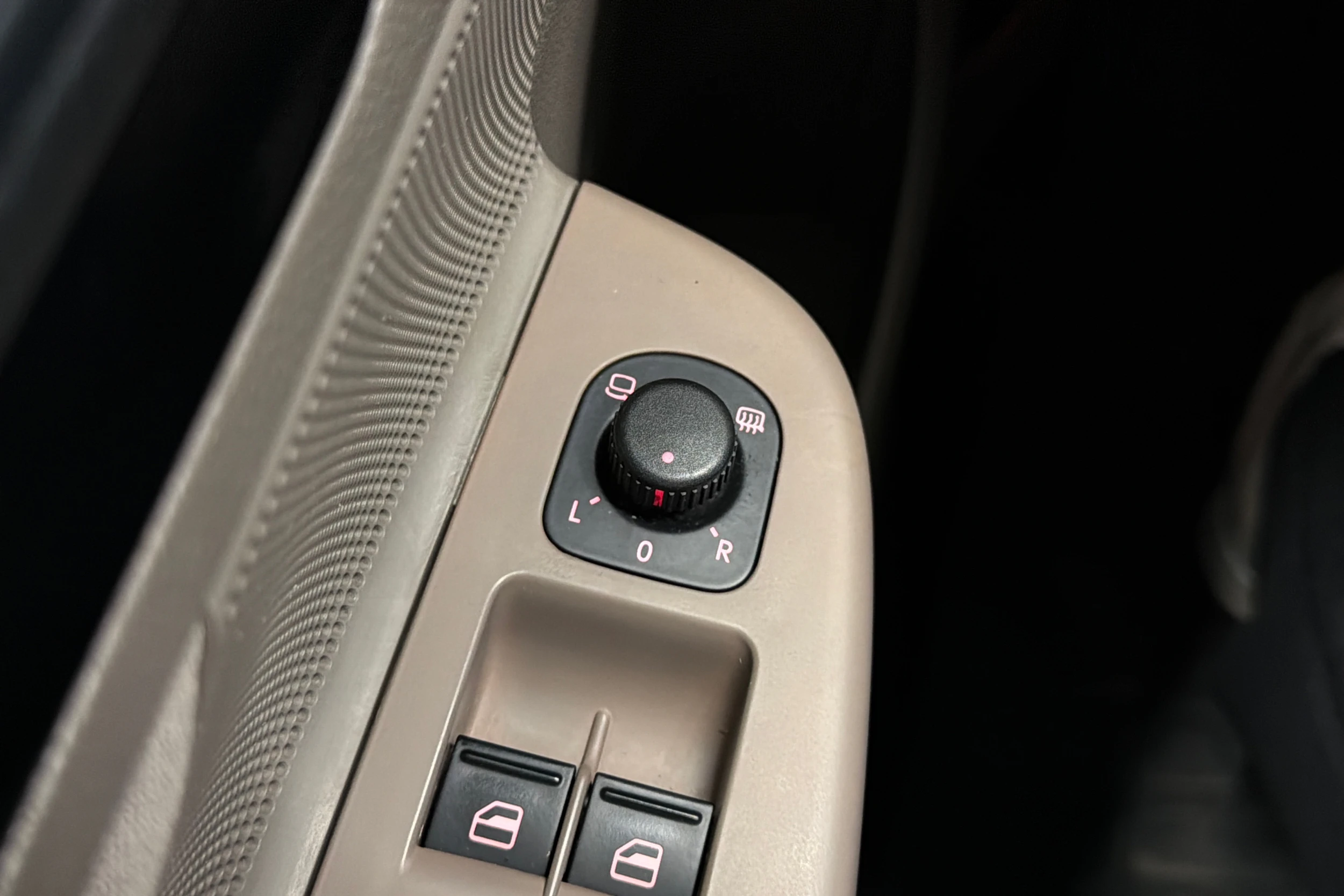 ruskea (beige) Volkswagen Golf 2011 kuva 22.