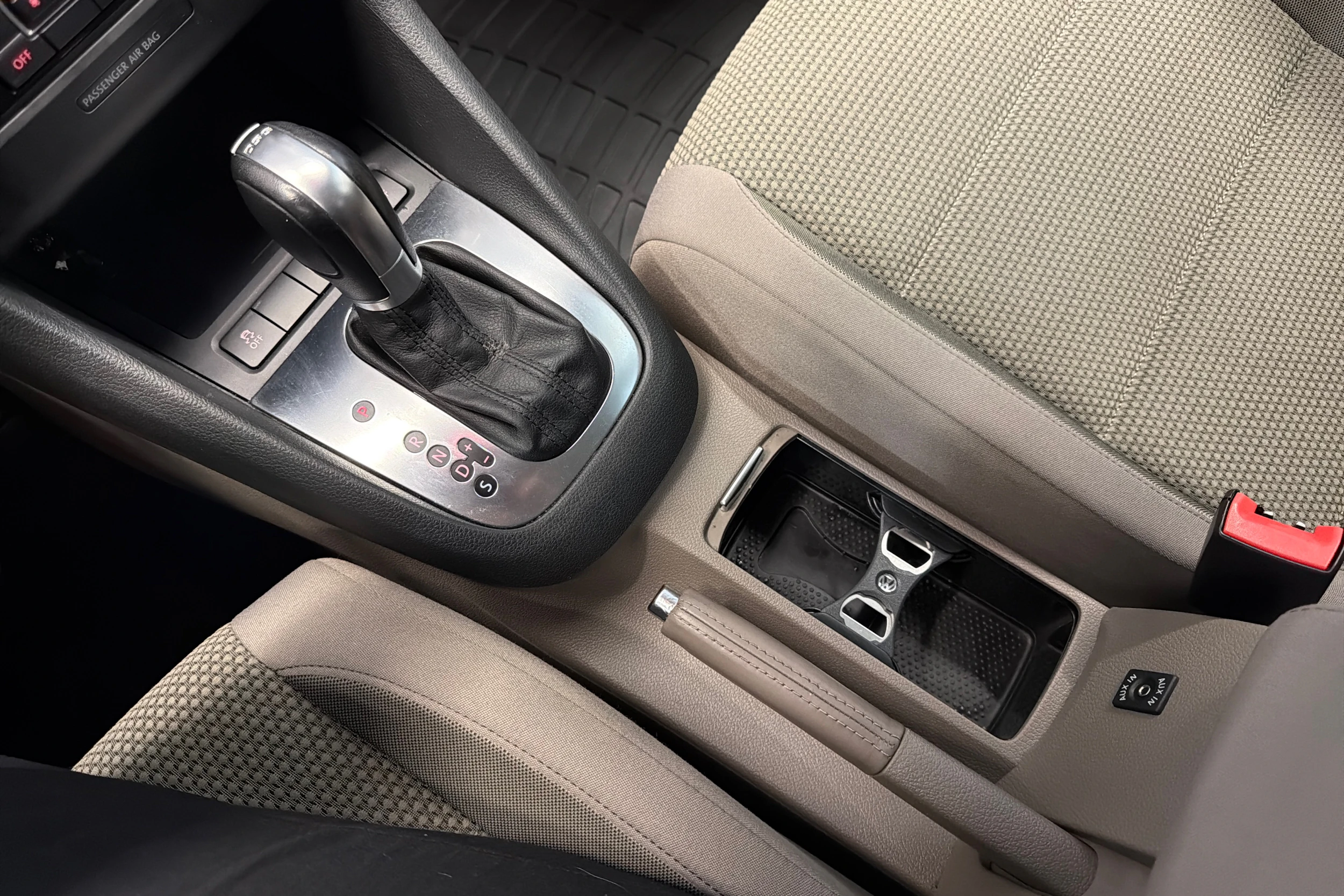 ruskea (beige) Volkswagen Golf 2011 kuva 23.