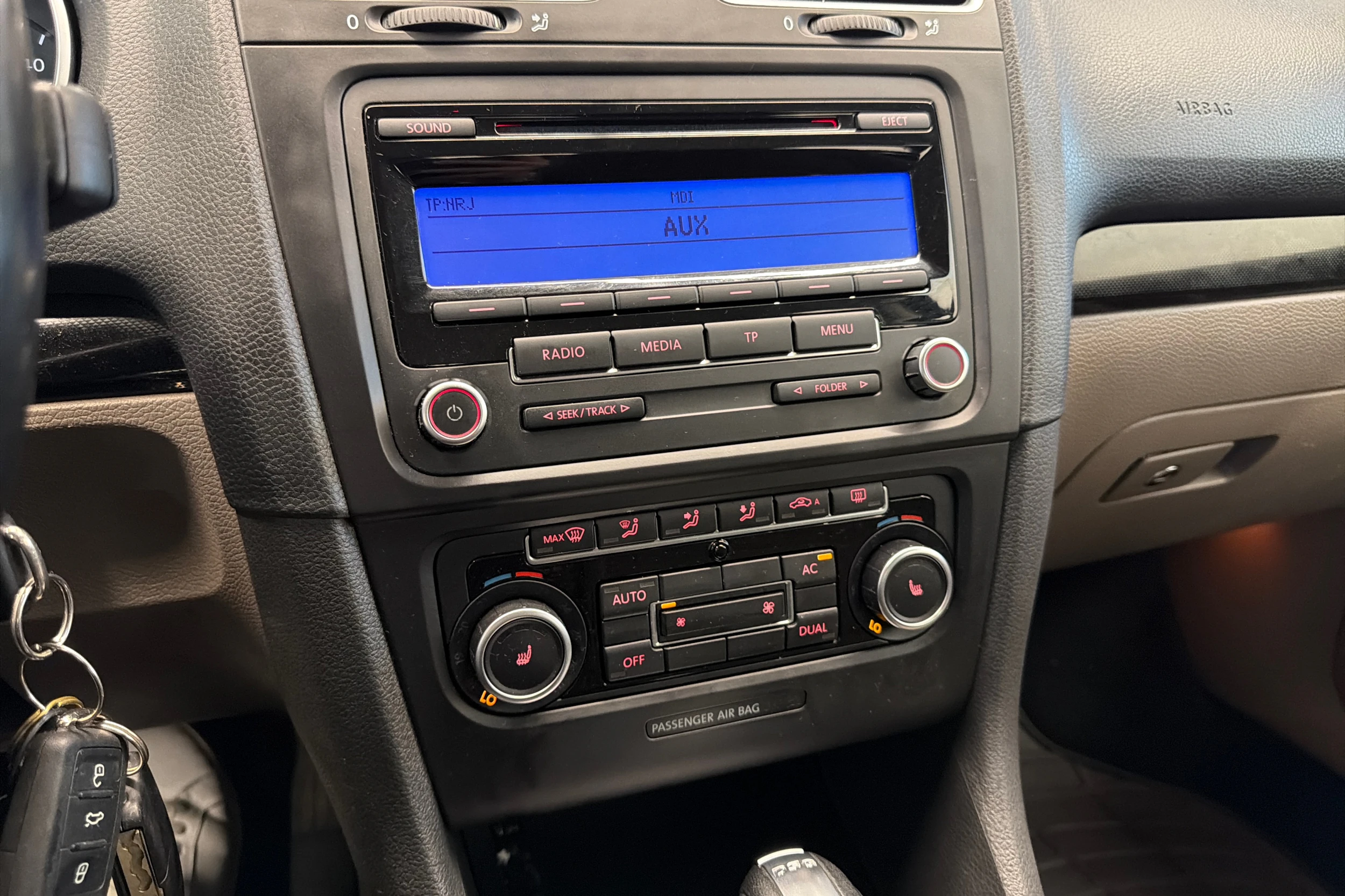 ruskea (beige) Volkswagen Golf 2011 kuva 24.