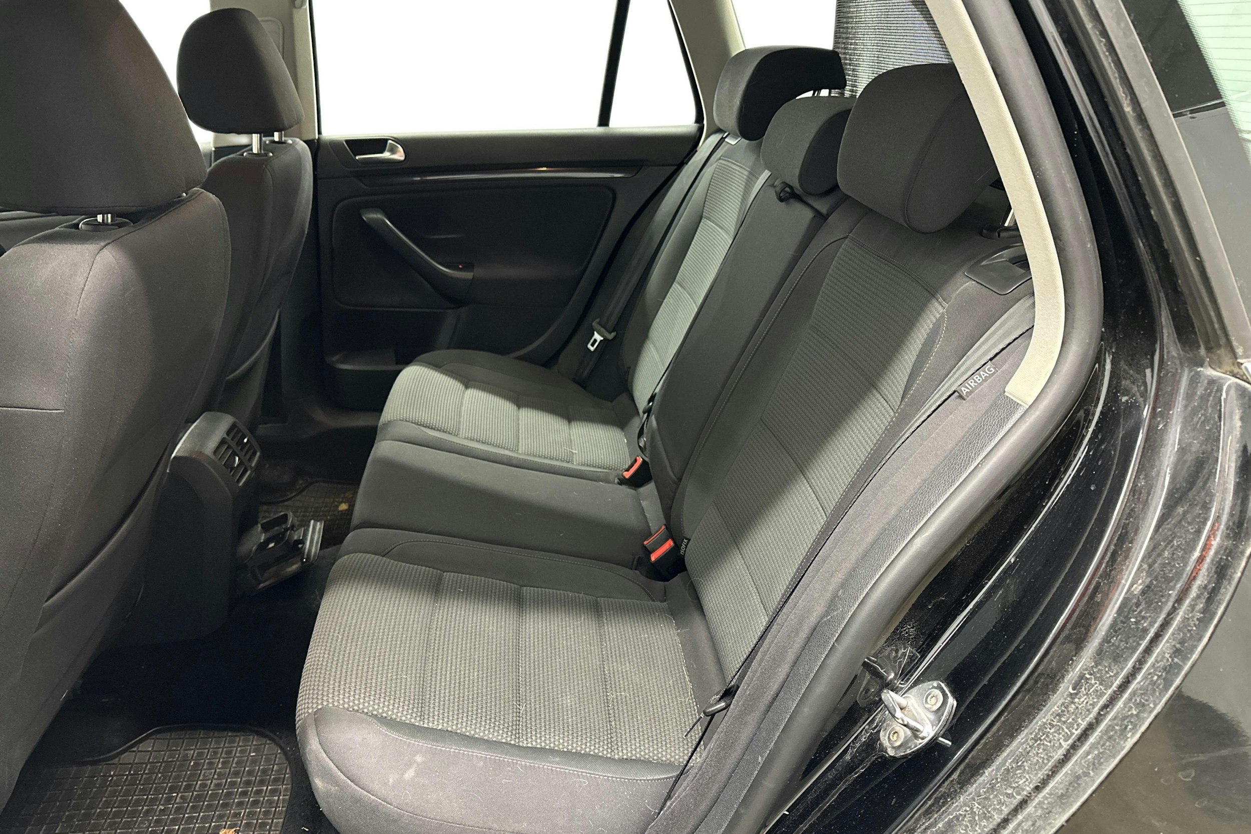 musta Volkswagen Golf 2011 kuva 9.