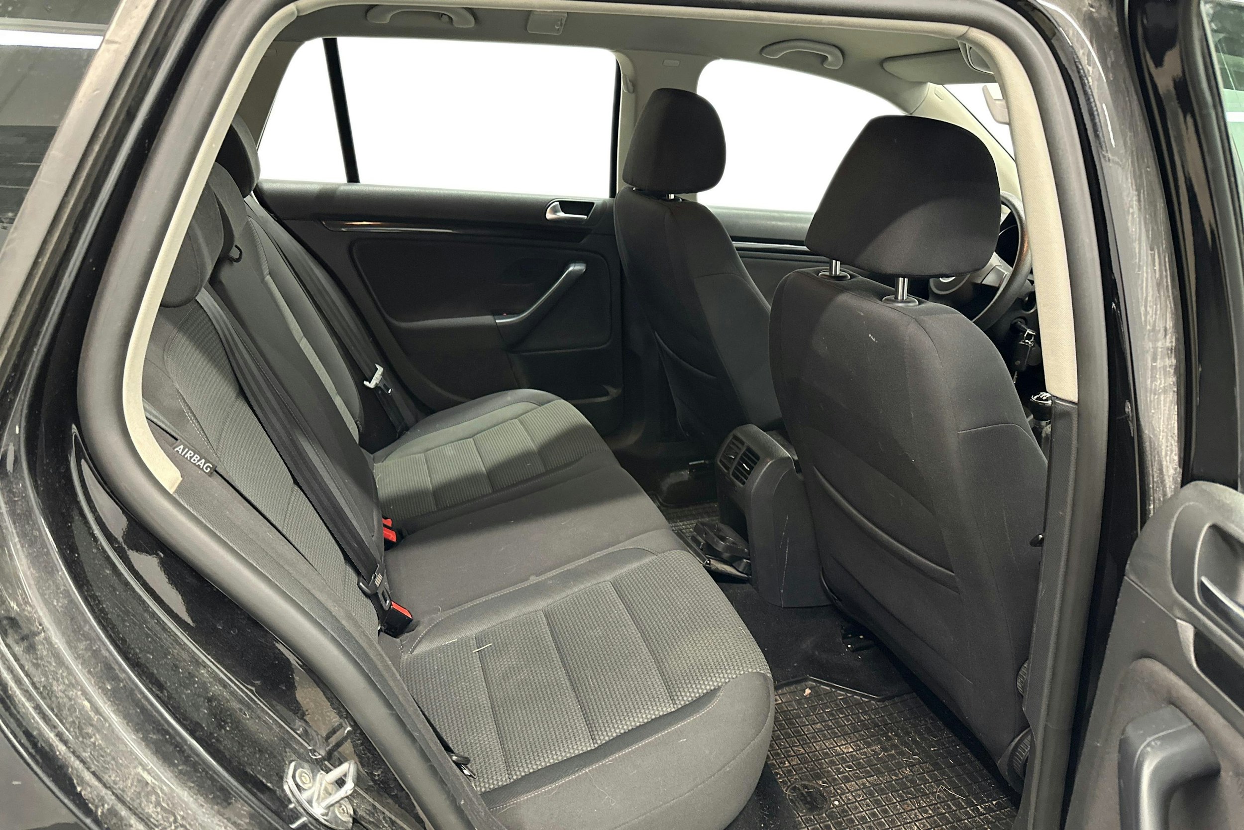 musta Volkswagen Golf 2011 kuva 10.