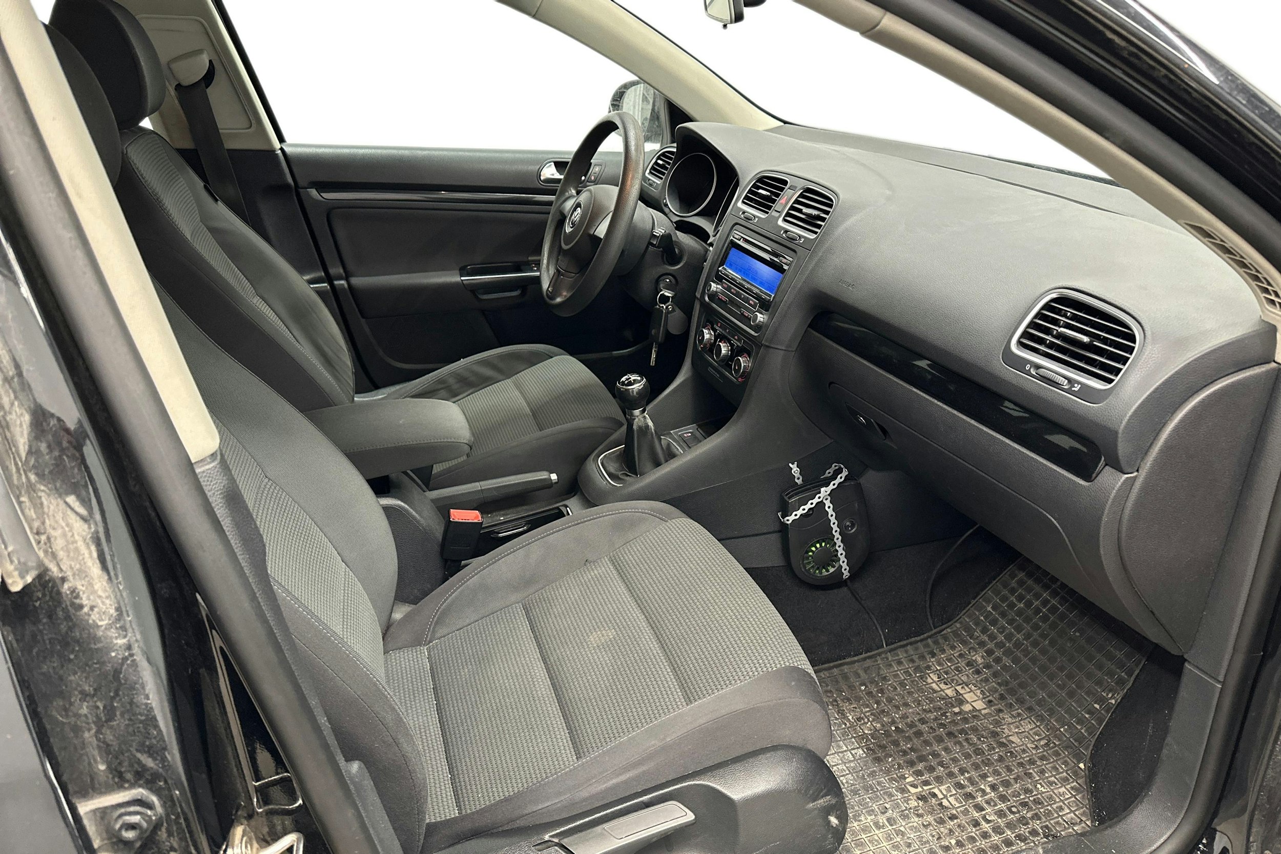 musta Volkswagen Golf 2011 kuva 11.