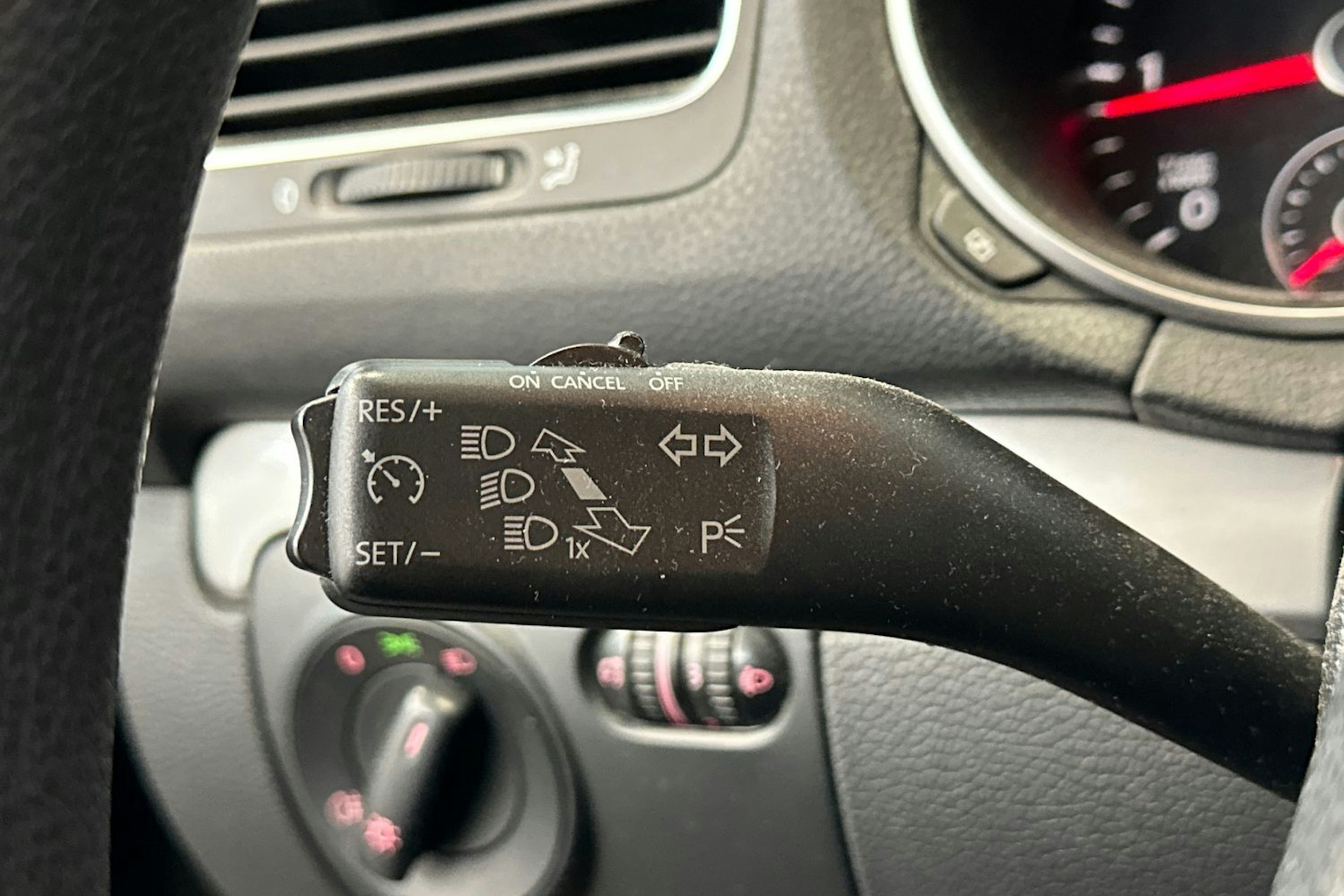 musta Volkswagen Golf 2011 kuva 17.