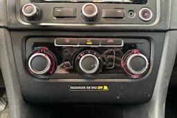 musta Volkswagen Golf 2011 kuva 21.