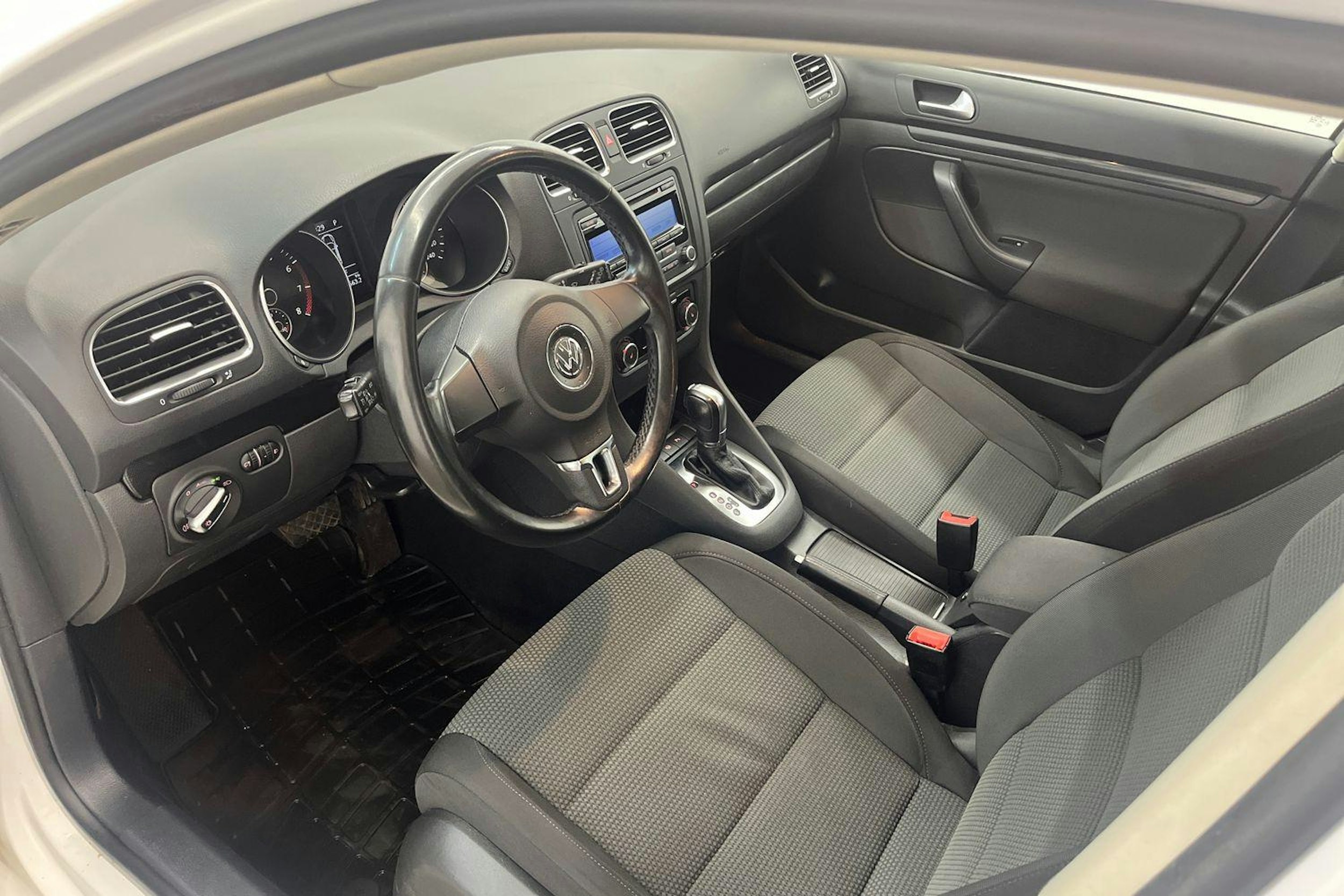 Valkoinen Volkswagen GOLF 2011 kuva 6.