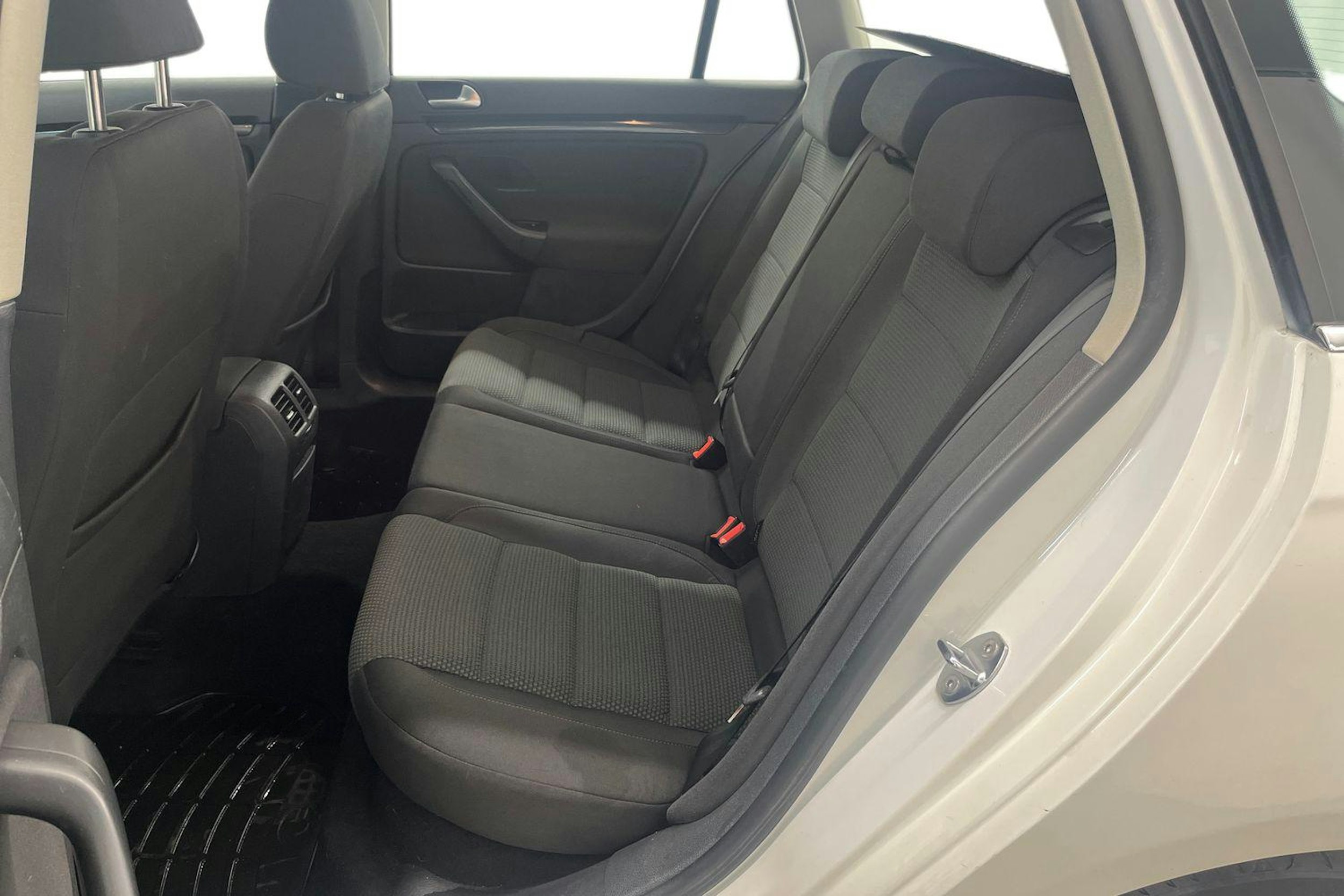 Valkoinen Volkswagen GOLF 2011 kuva 8.