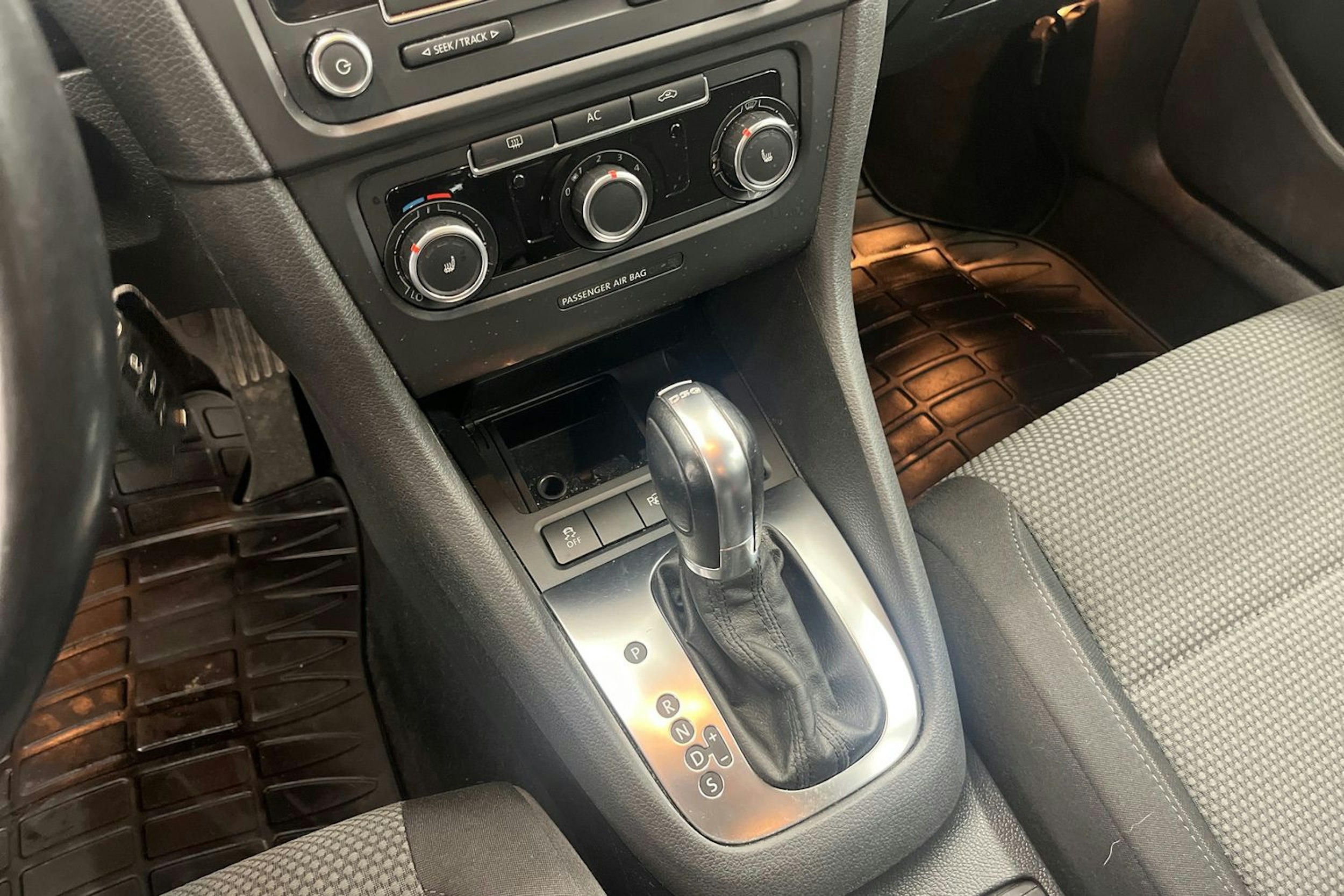 Valkoinen Volkswagen GOLF 2011 kuva 14.