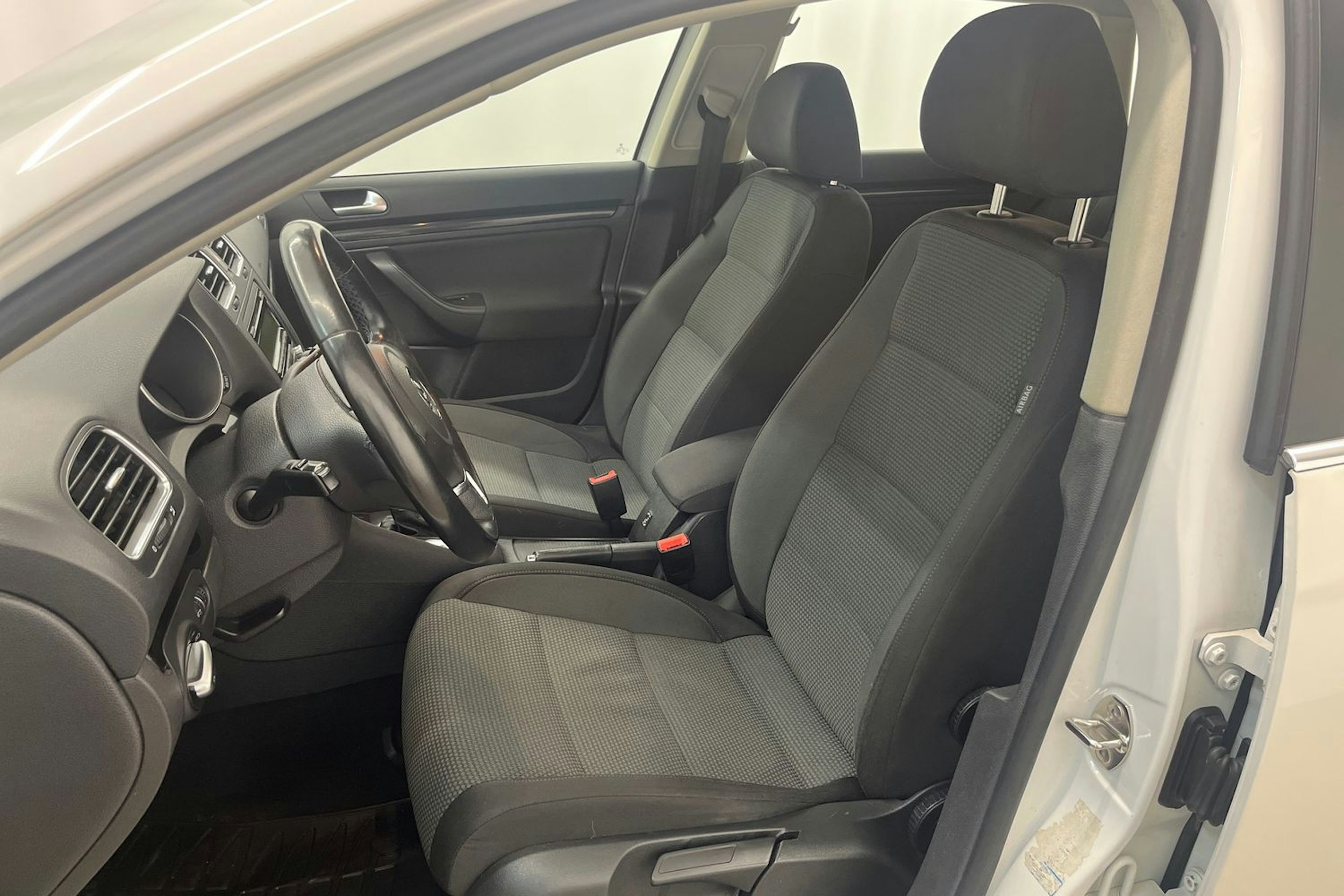 Valkoinen Volkswagen GOLF 2011 kuva 15.