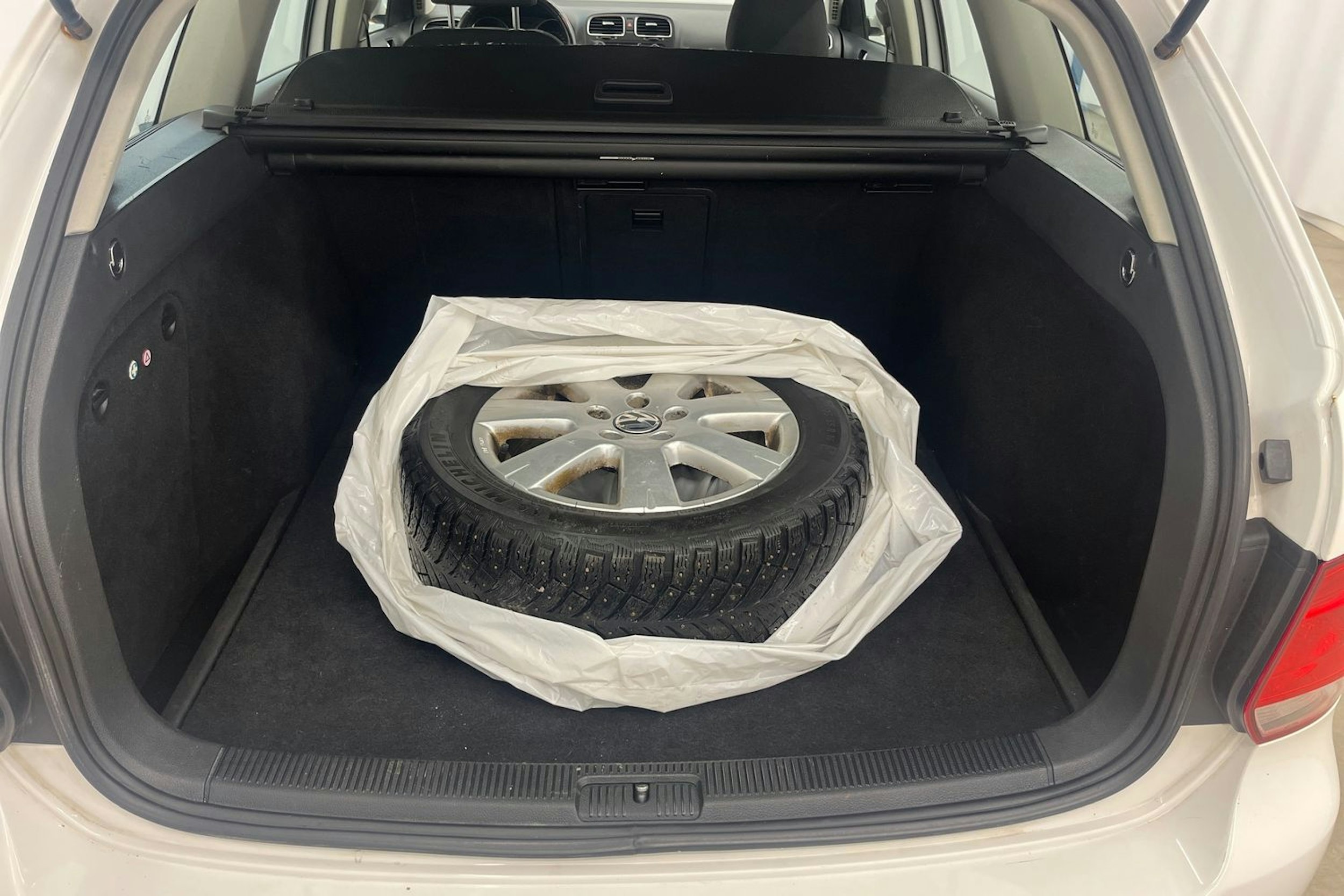 Valkoinen Volkswagen GOLF 2011 kuva 16.