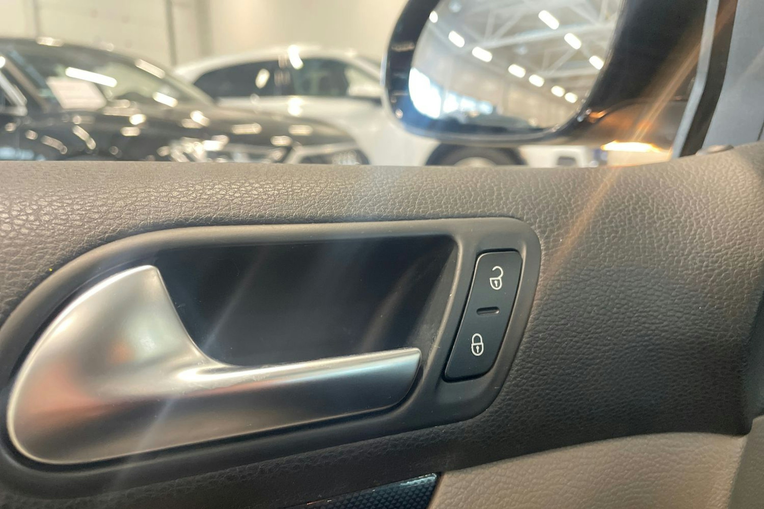 musta Volkswagen Golf 2012 kuva 27.