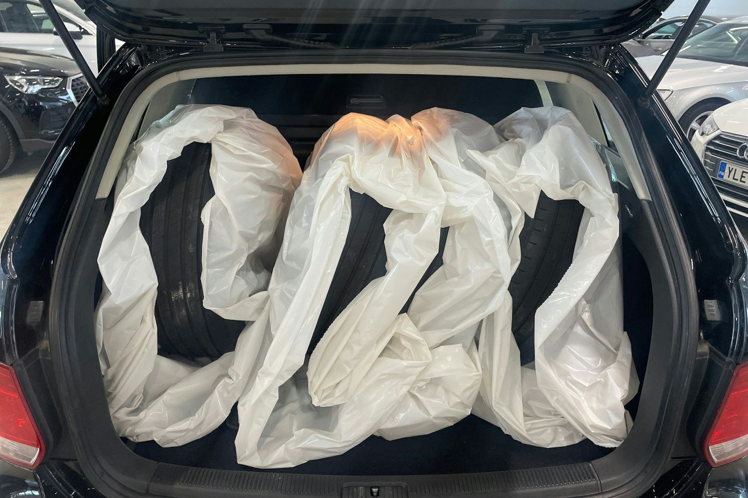 musta Volkswagen Golf 2012 kuva 28.