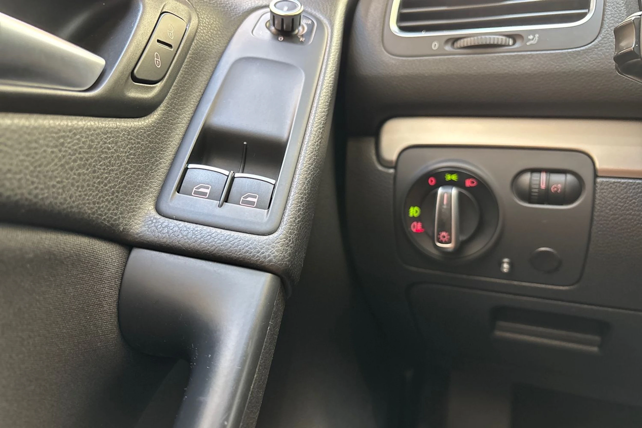 sininen Volkswagen Golf 2012 kuva 13.