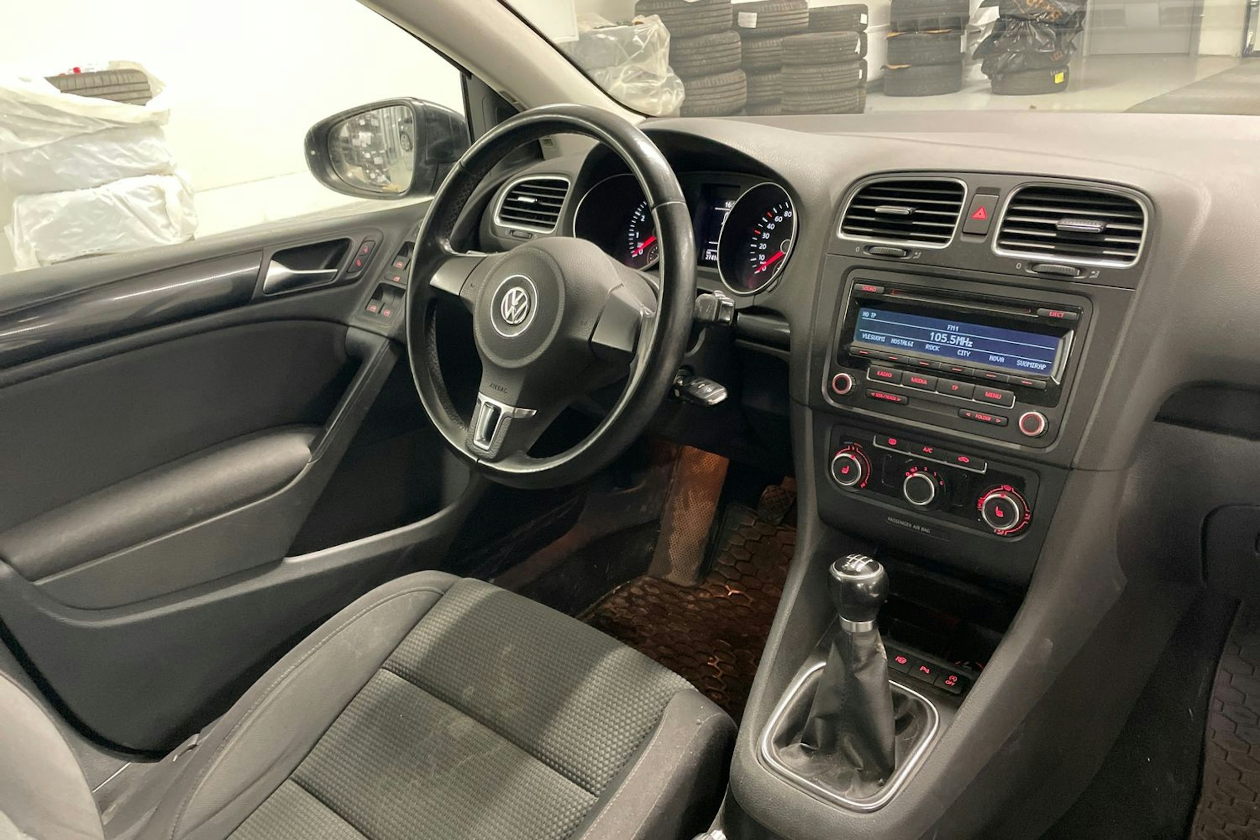 musta Volkswagen Golf 2012 kuva 16.