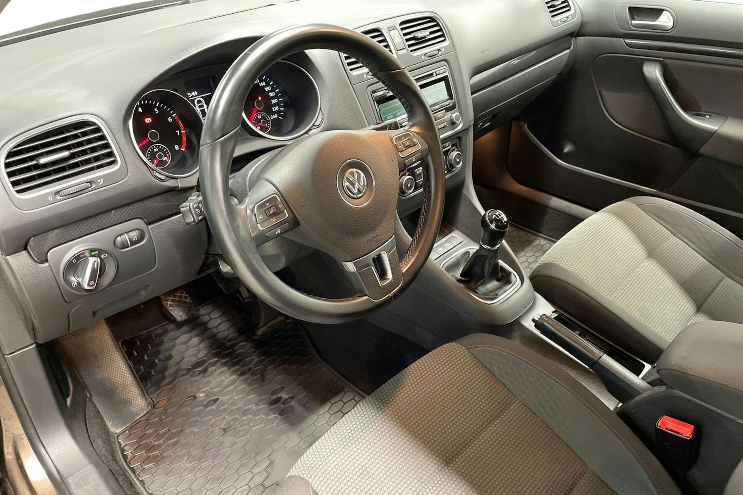 ruskea (beige) Volkswagen Golf 2012 kuva 7.