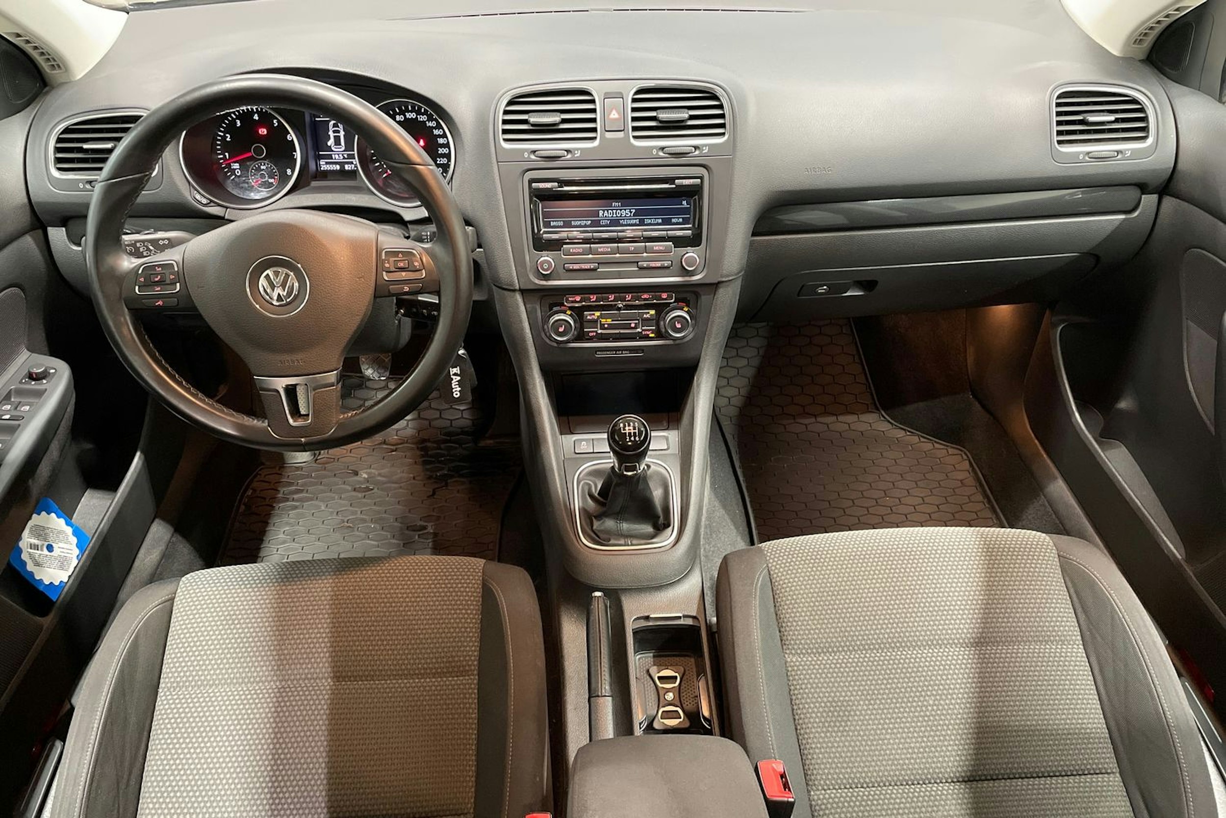 ruskea (beige) Volkswagen Golf 2012 kuva 9.