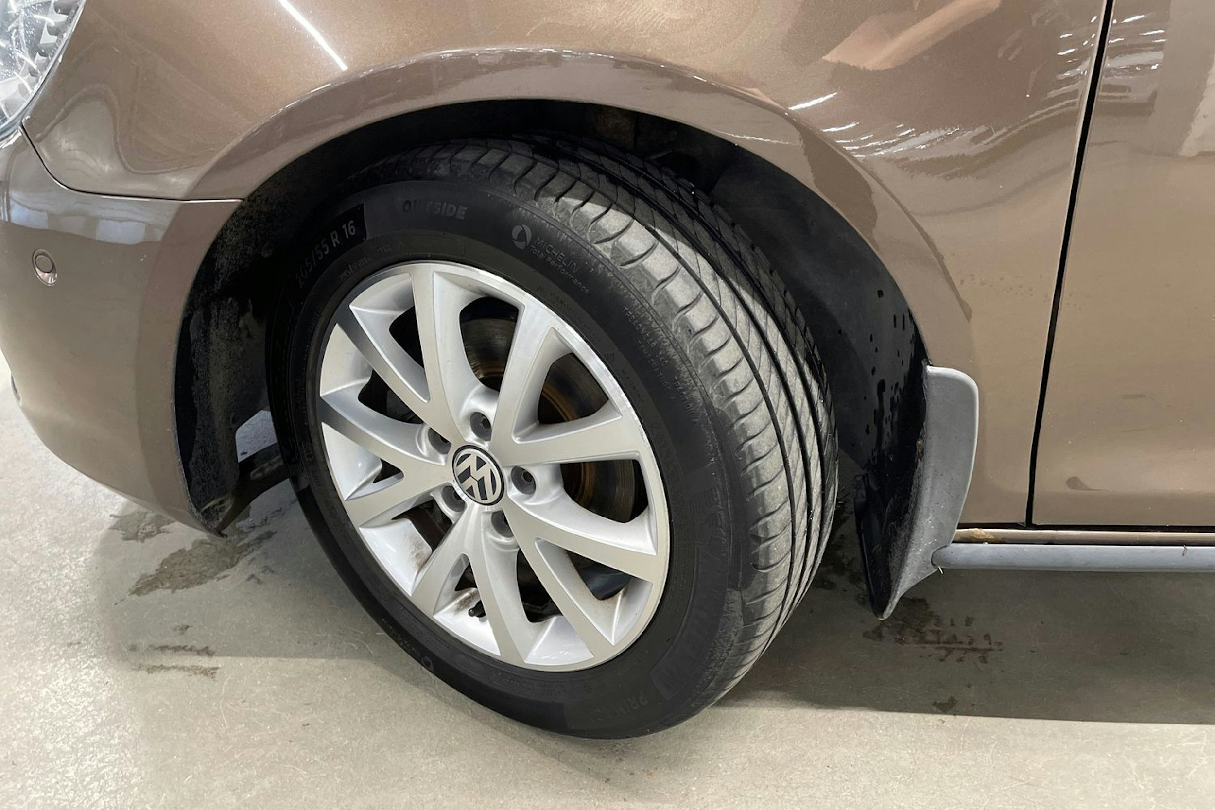 ruskea (beige) Volkswagen Golf 2012 kuva 13.