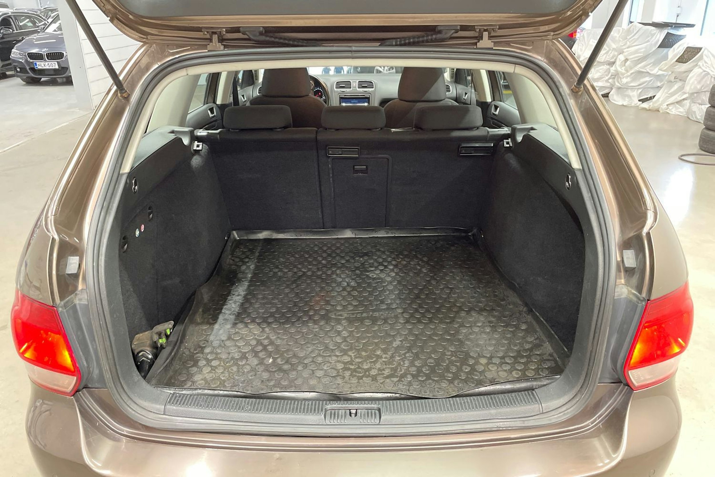 ruskea (beige) Volkswagen Golf 2012 kuva 14.